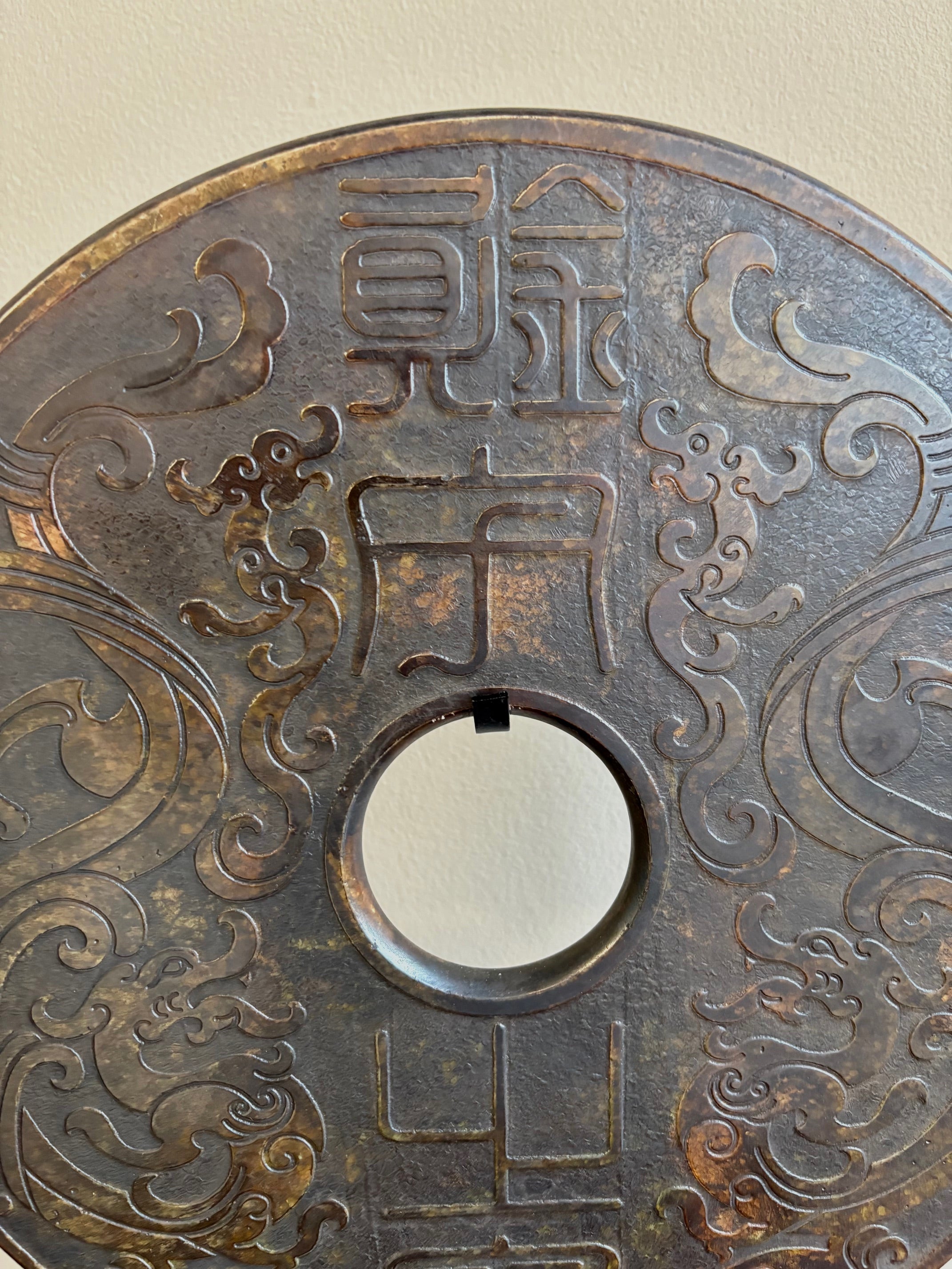 DISCO ORNAMENTALE IN PIETRA SU PIEDISTALLO