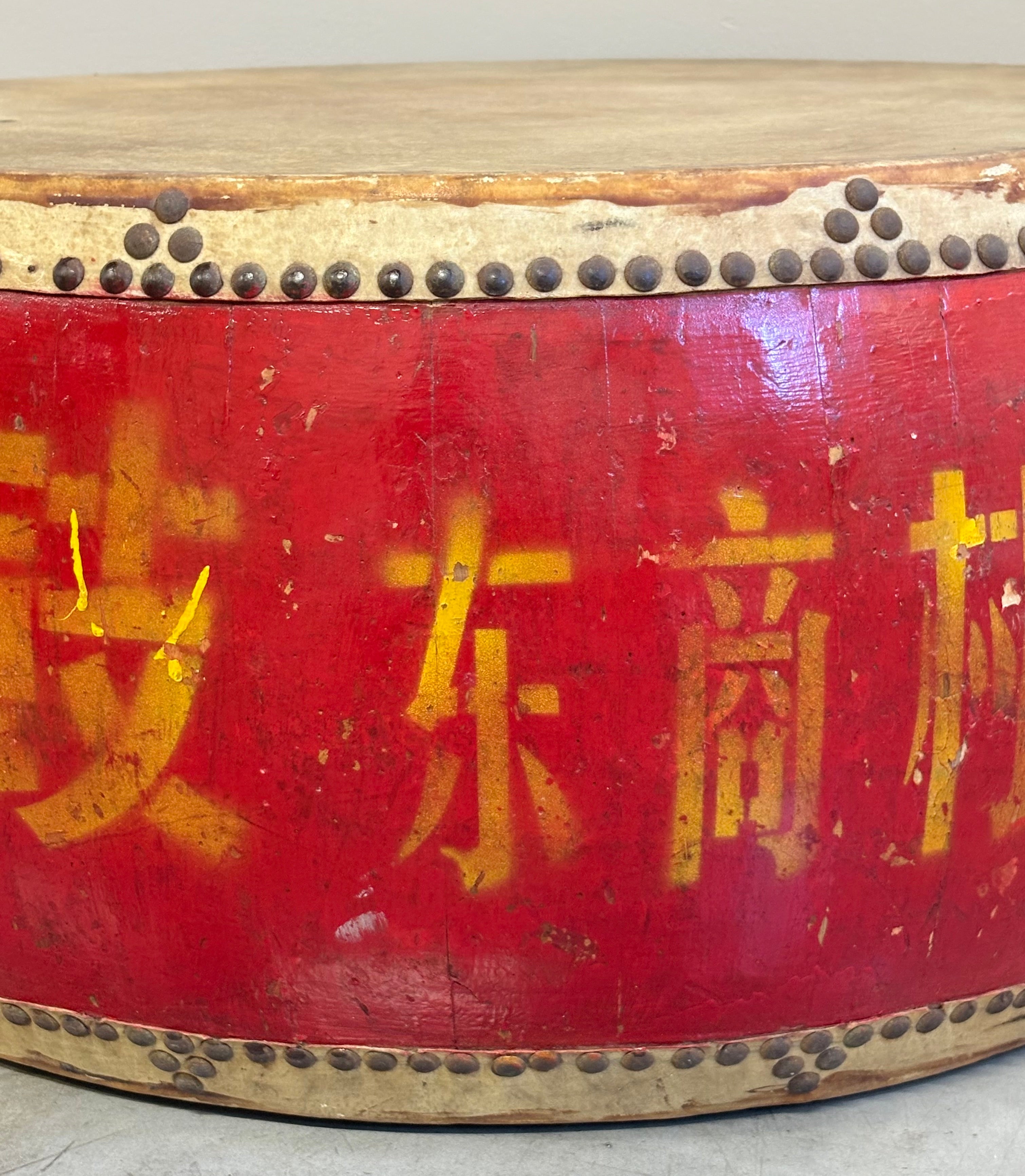 TAMBURO IN LACCA ROSSA CON IDEOGRAMMI