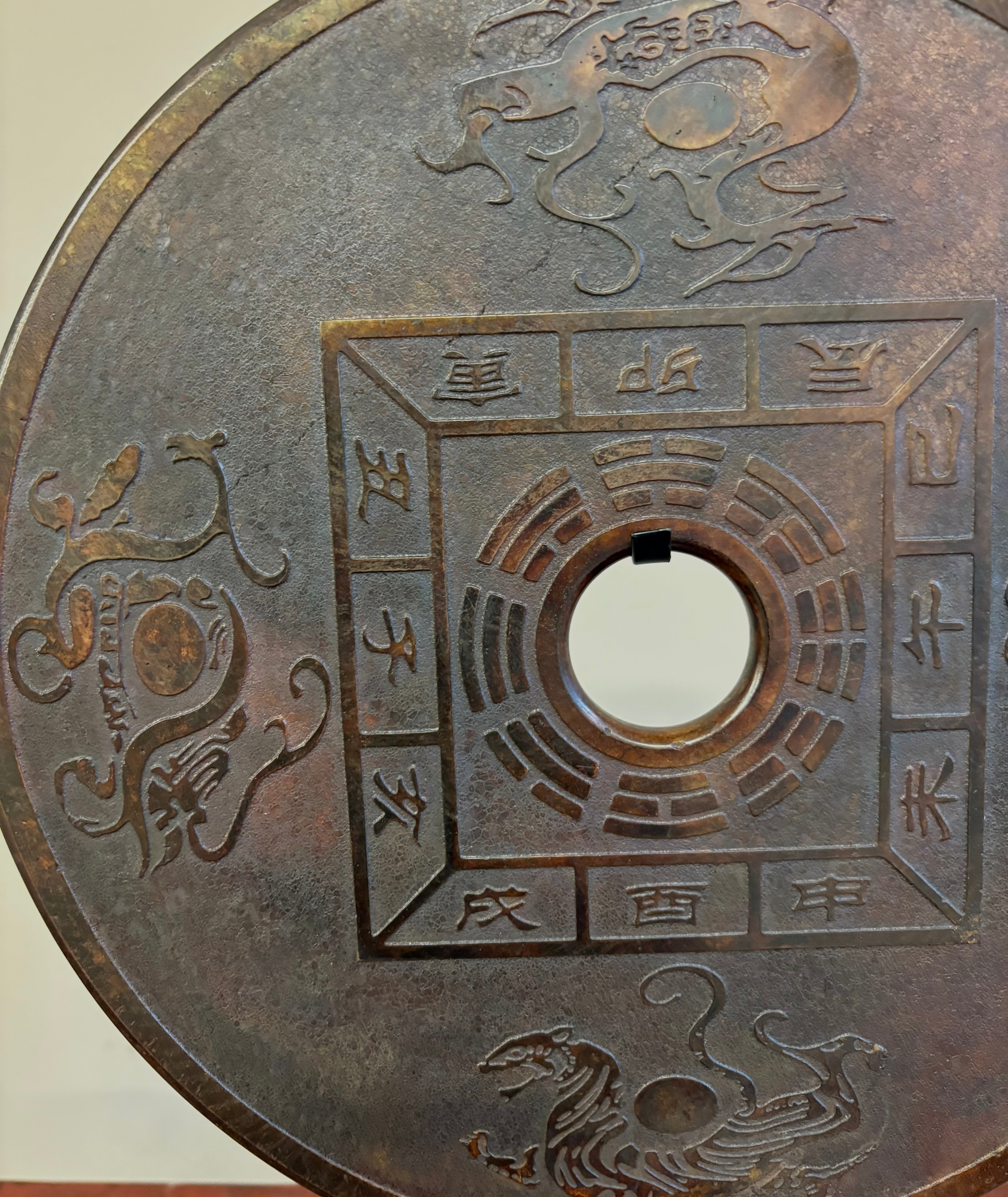 DISCO ORNAMENTALE IN PIETRA SU PIEDISTALLO