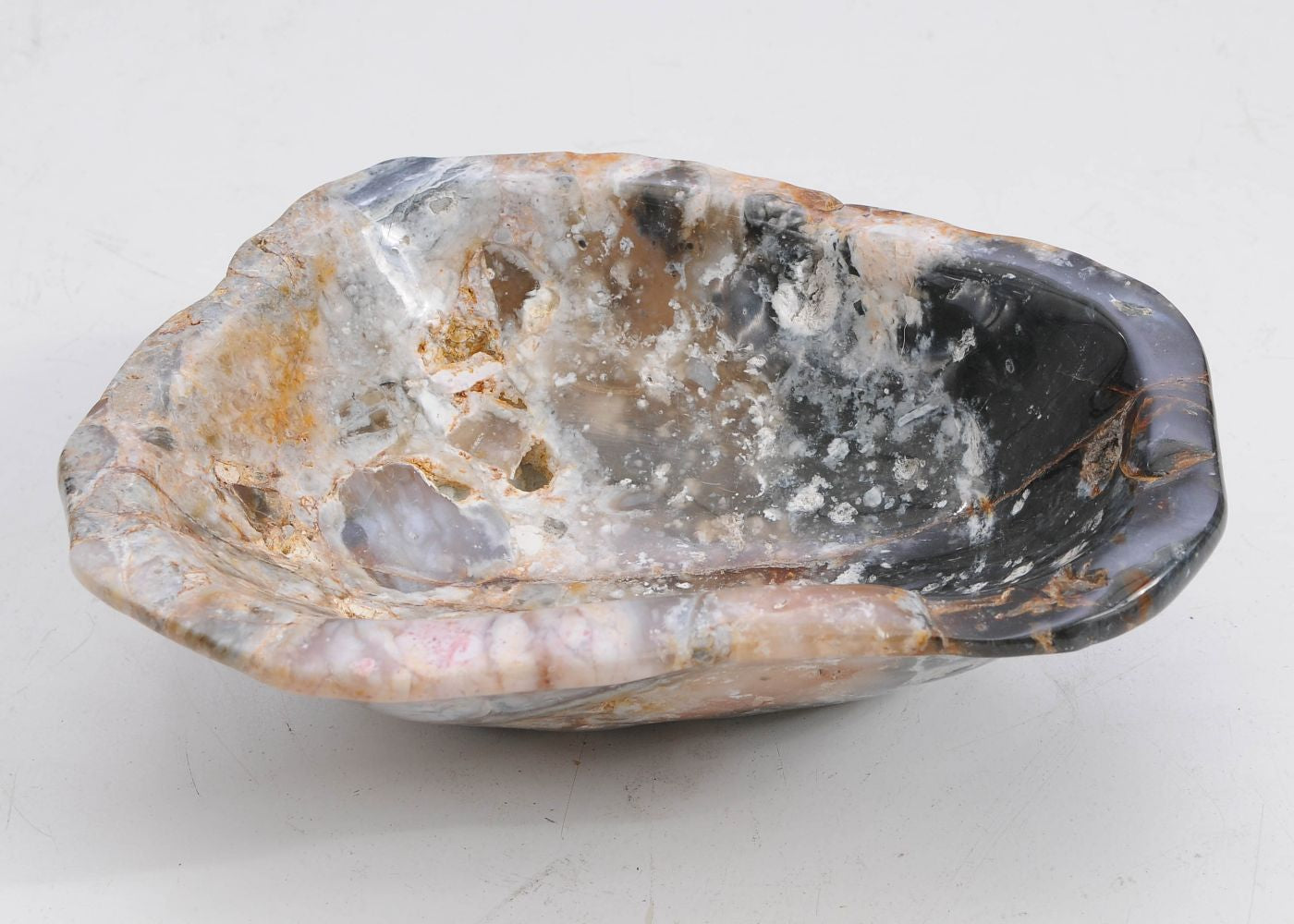 Ciotola in legno pietrificato