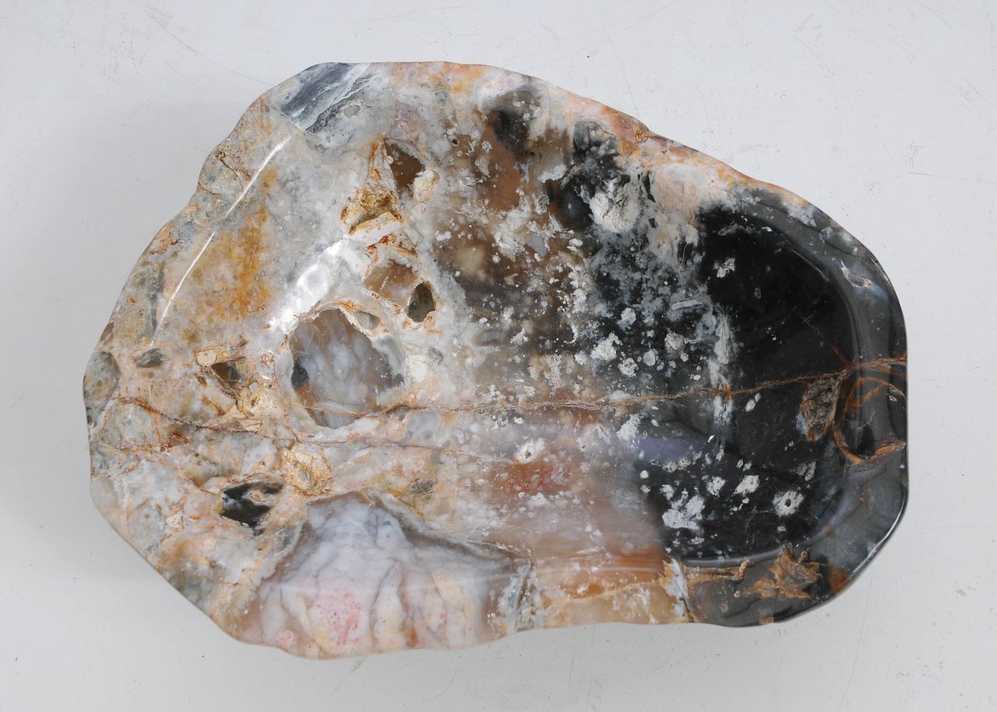 Ciotola in legno pietrificato