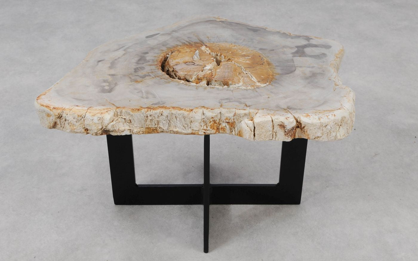 Tavolino in legno pietrificato - 55298
