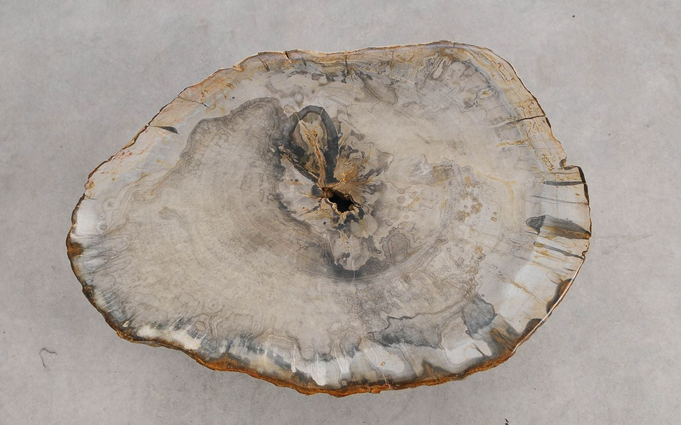 Tavolino in legno pietrificato - 57223
