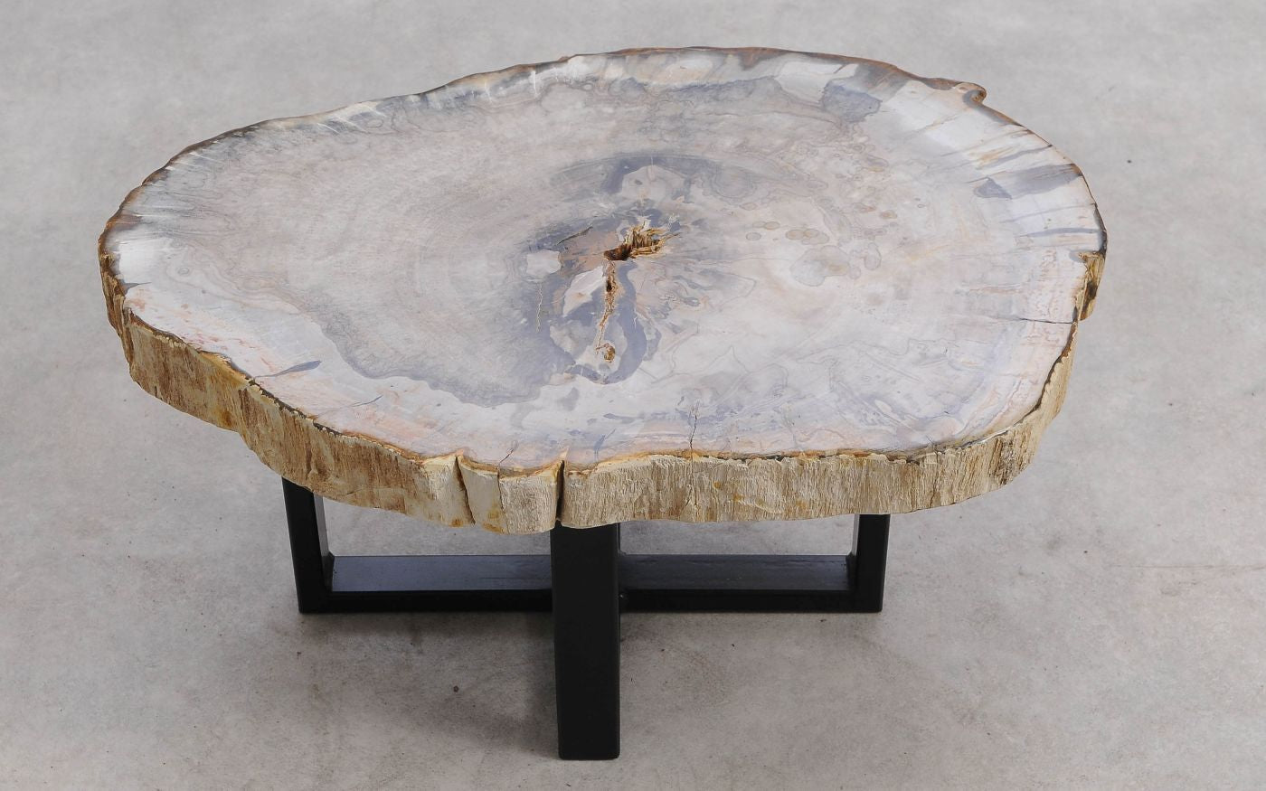 Tavolino in legno pietrificato - 57248