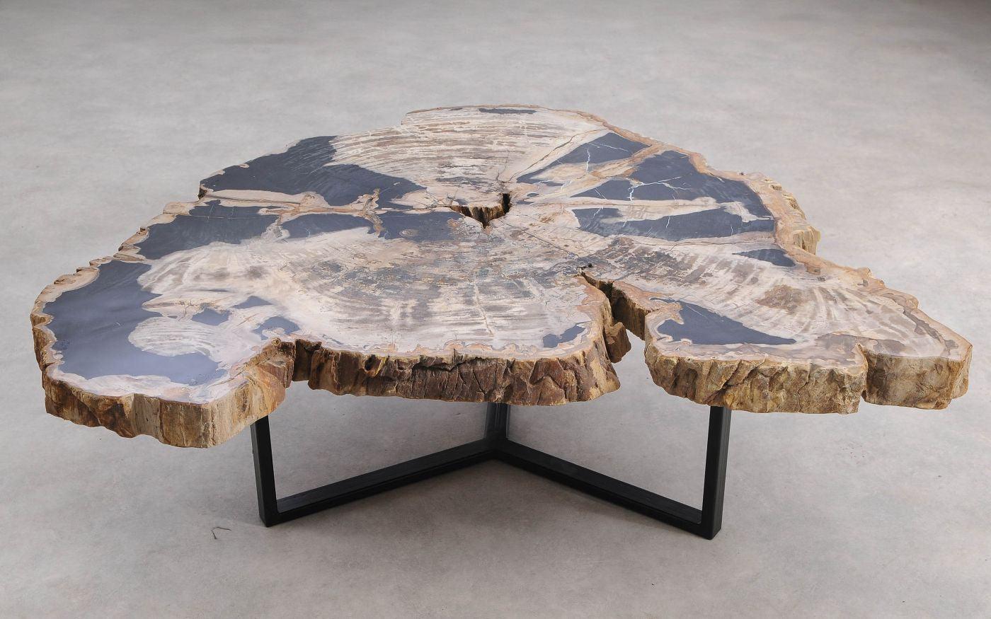Tavolino in legno pietrificato