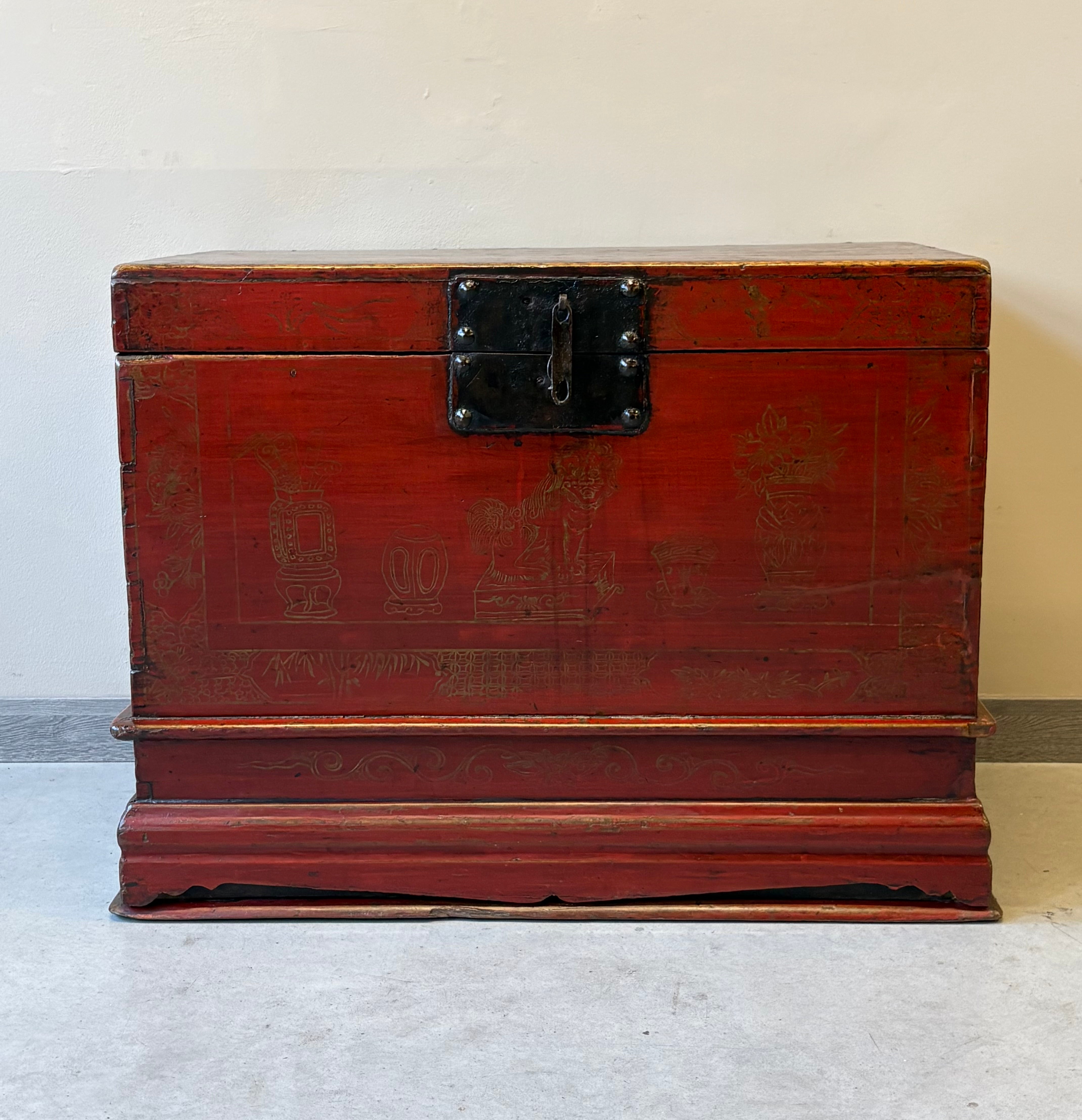 BAULE CINESE IN LACCA ROSSA CON DECORO A CHINA