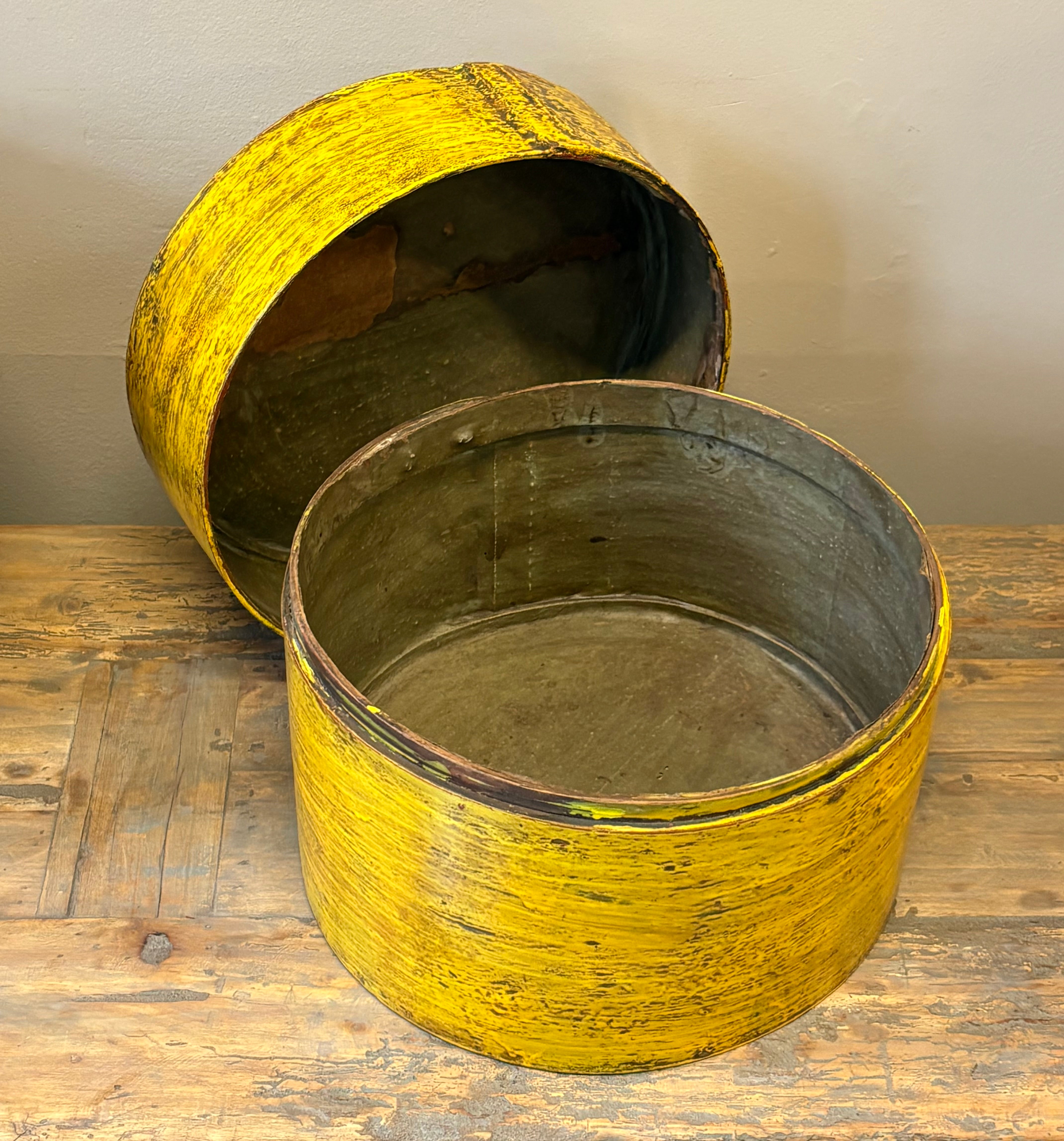 CAPPELLIERA CILINDRICA LACCA GIALLA