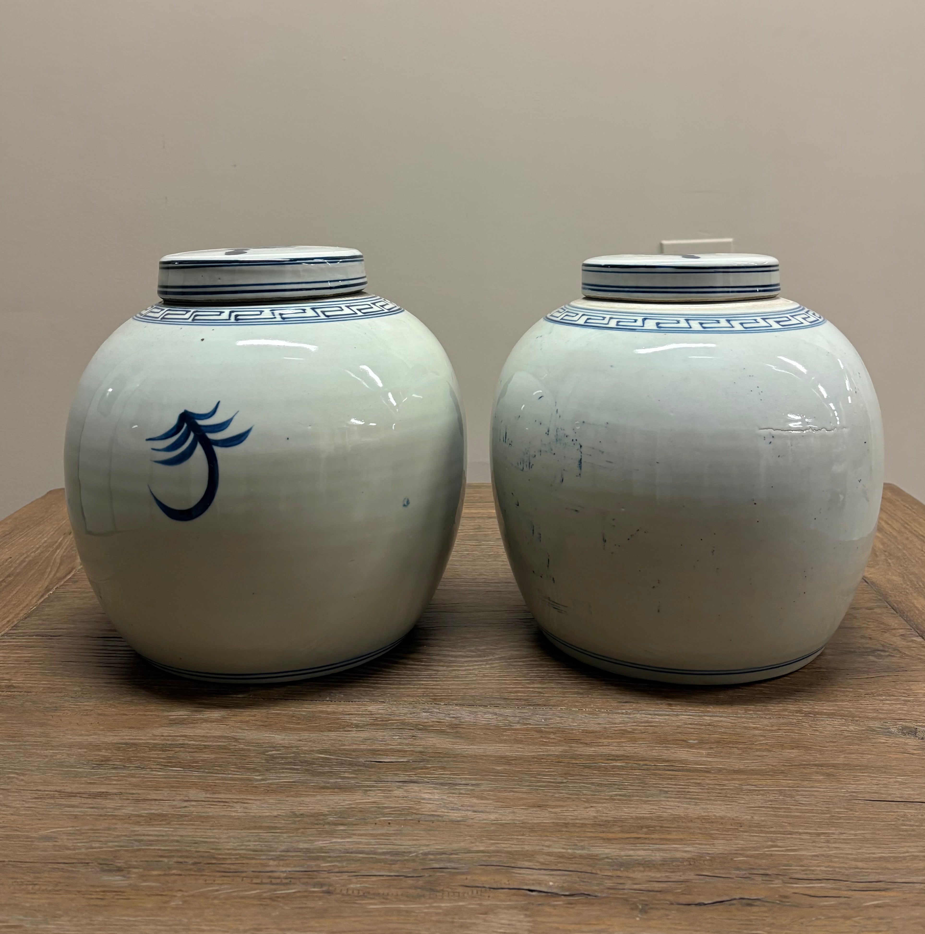 VASO STONDATO DECORATO CON COPERCHIO