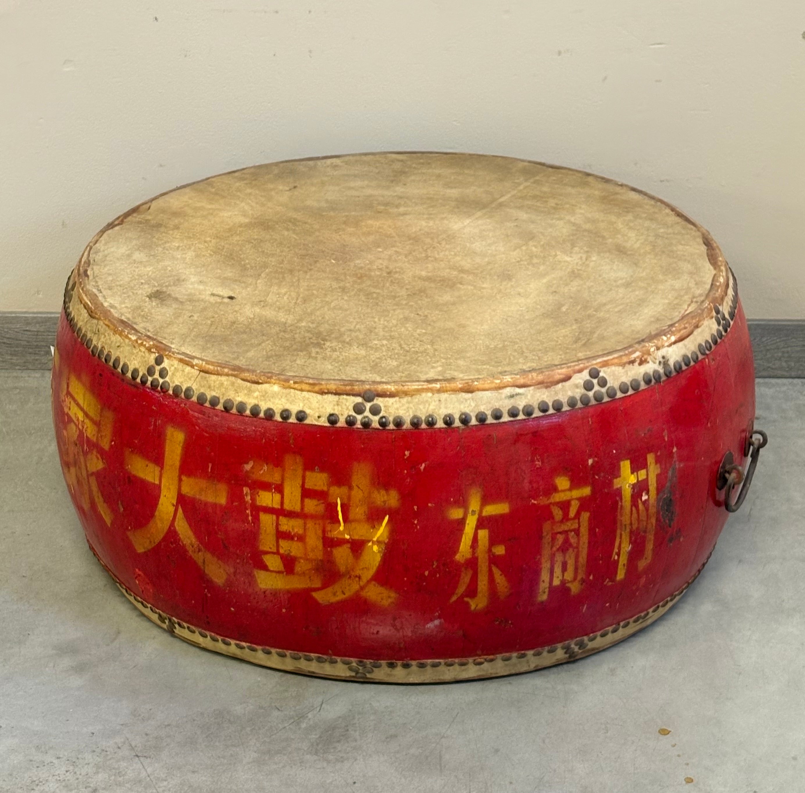 TAMBURO IN LACCA ROSSA CON IDEOGRAMMI