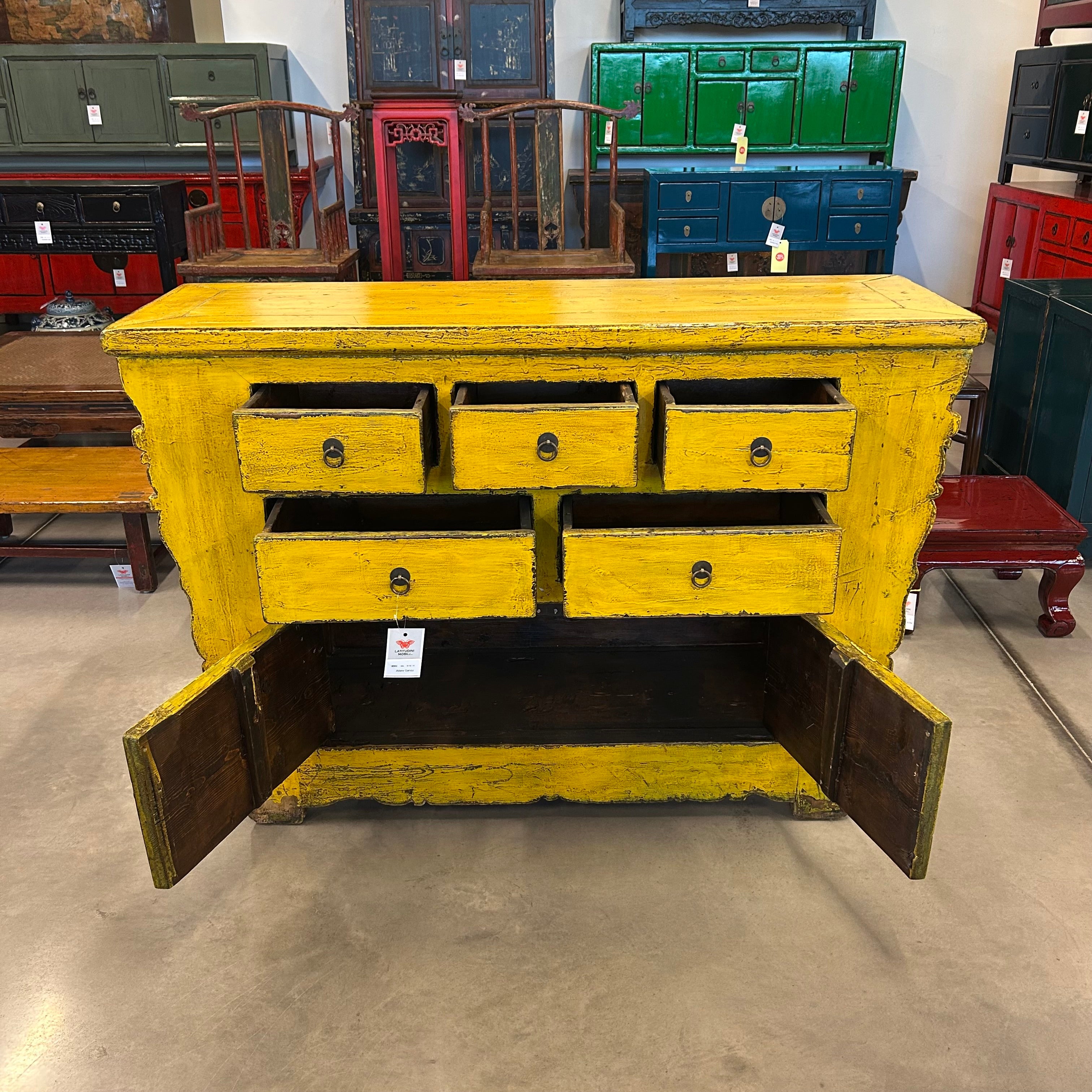 CREDENZA CASSETTIERA AD ALTARE LACCA GIALLA