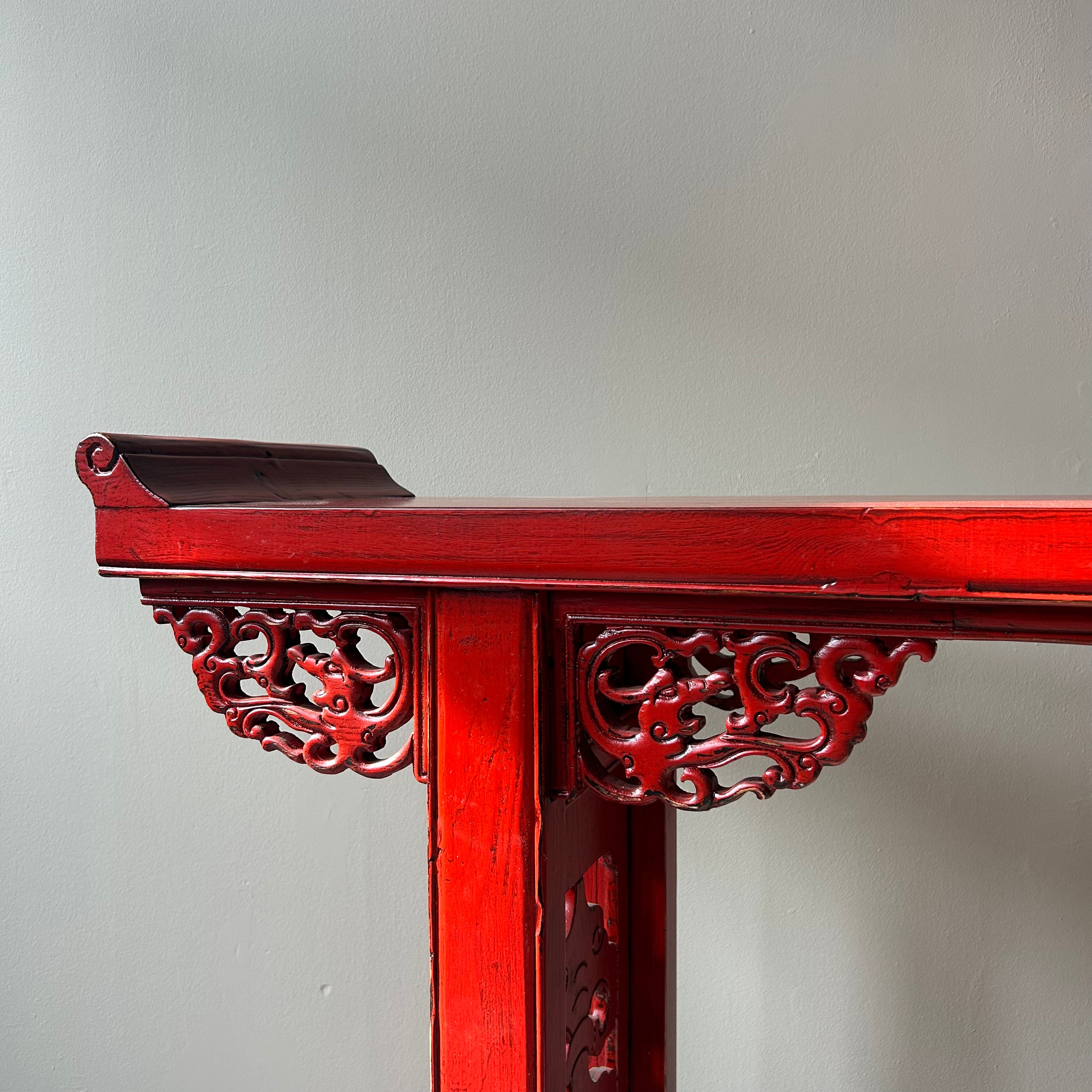 CONSOLLE LACCA ROSSA CON ALI INTAGLIATE