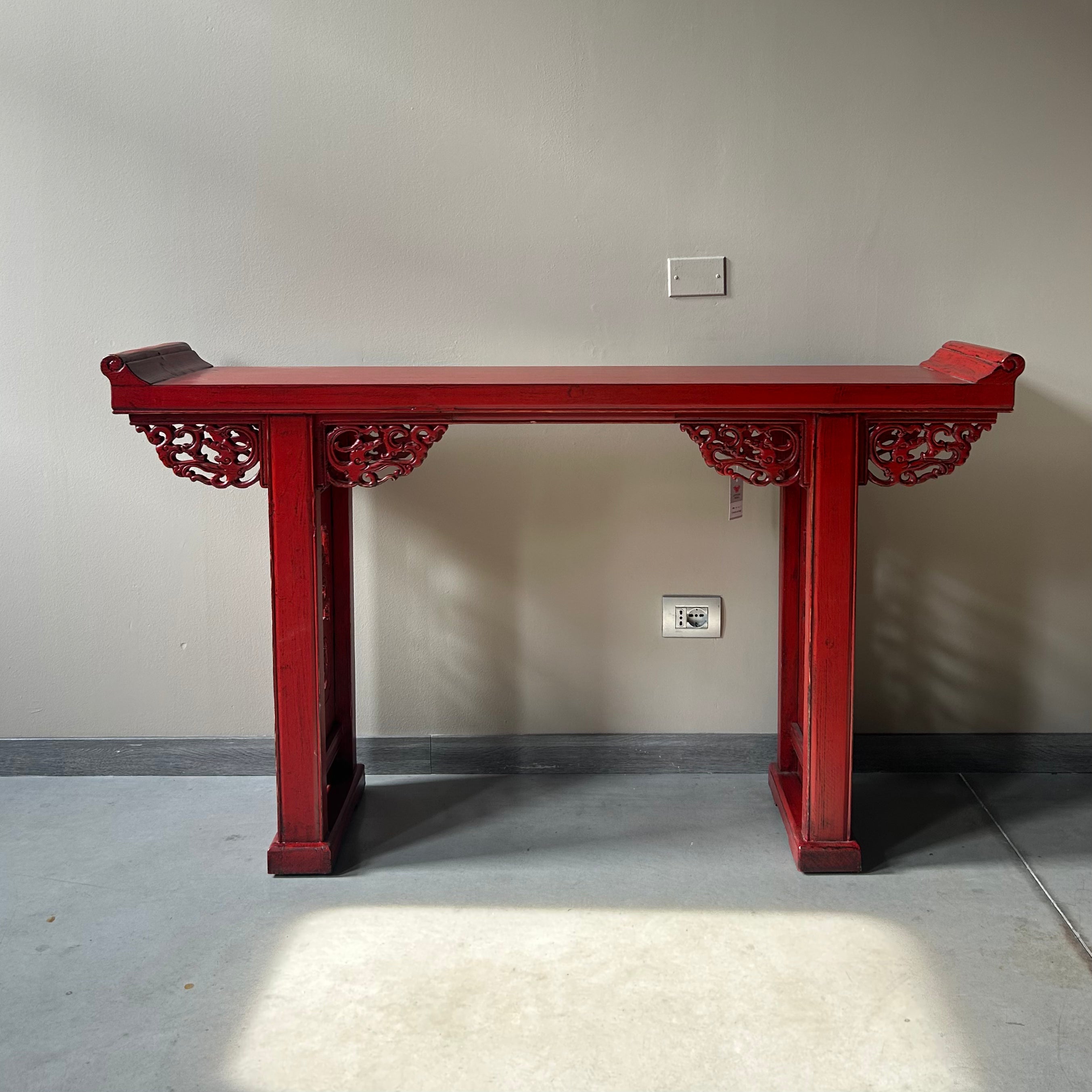 CONSOLLE LACCA ROSSA CON ALI INTAGLIATE