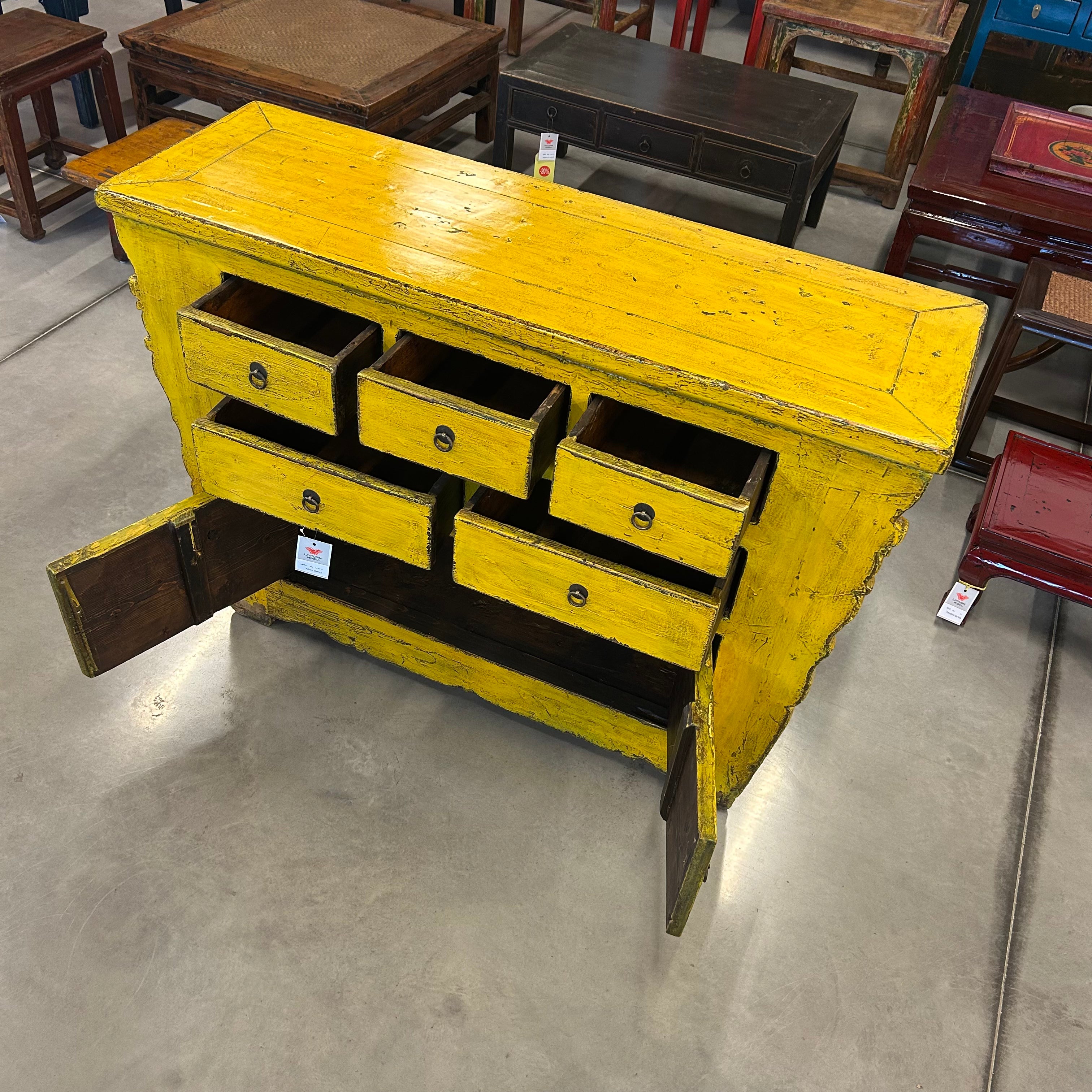 CREDENZA CASSETTIERA AD ALTARE LACCA GIALLA