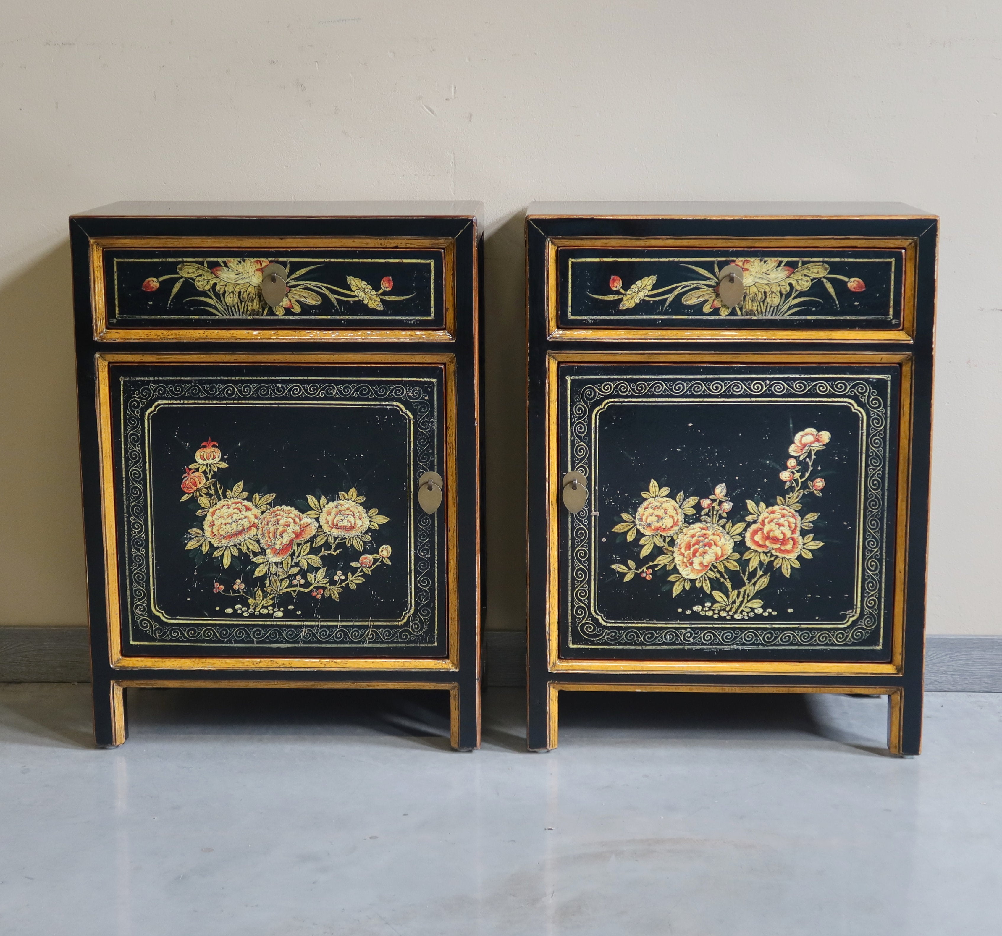 COMODINO MONGOLIA DECORATO