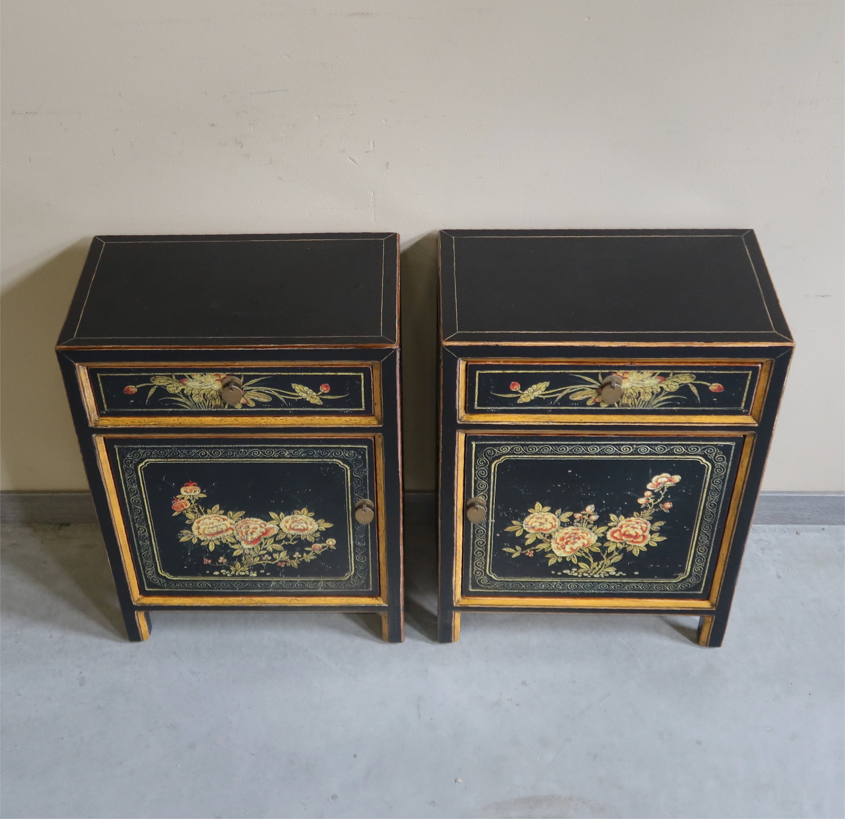 COMODINO MONGOLIA DECORATO