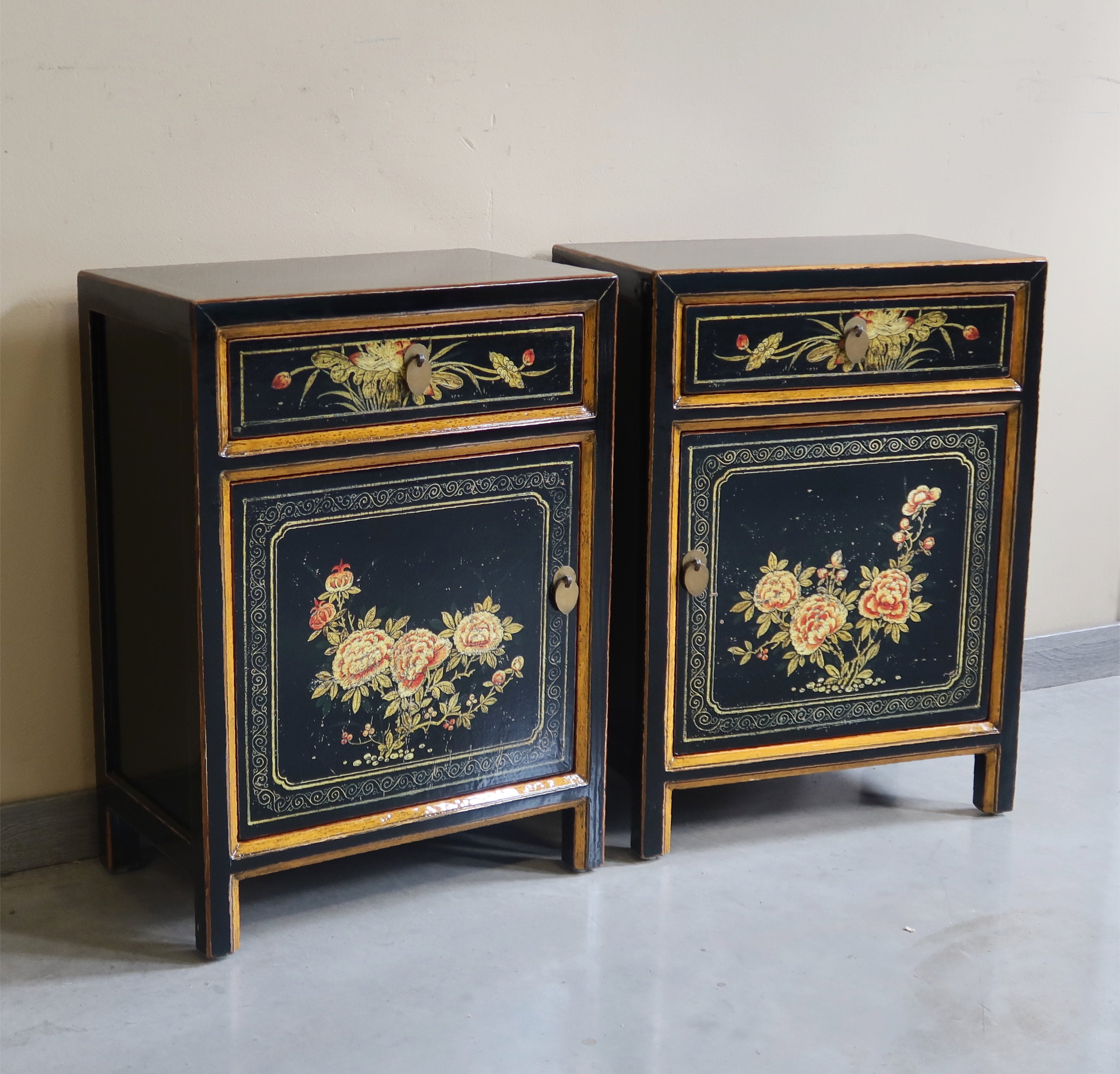 COMODINO MONGOLIA DECORATO