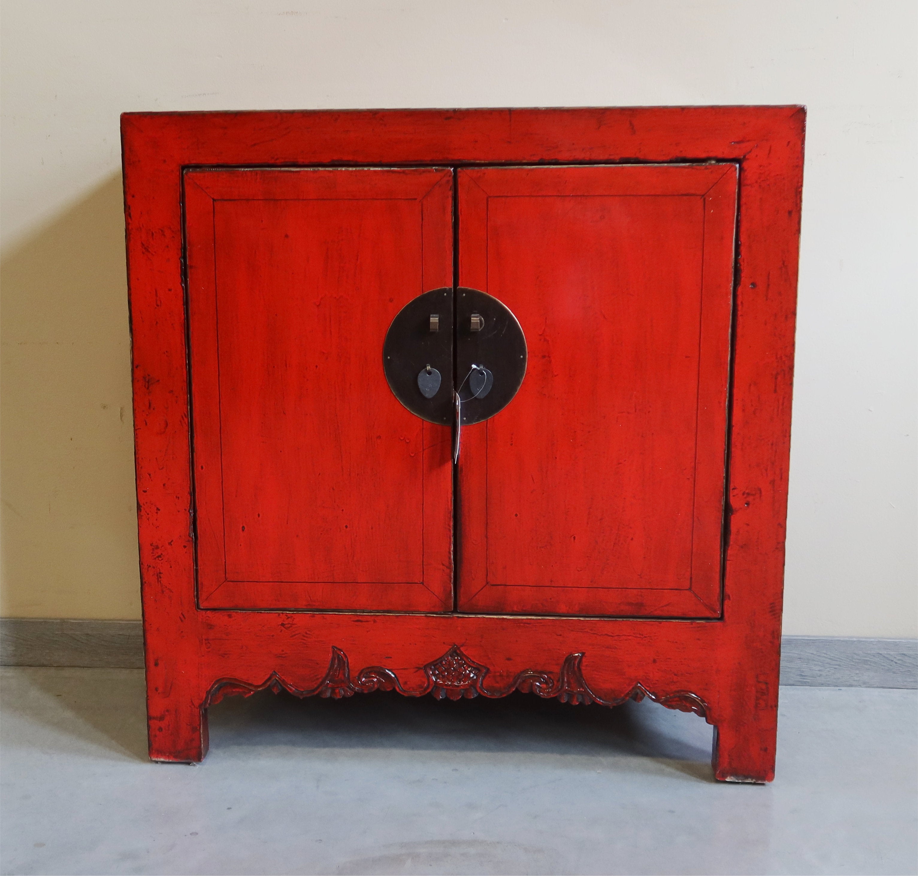 CREDENZINA CINESE LACCA ROSSA CON GREMBIULE INTAGLIATO