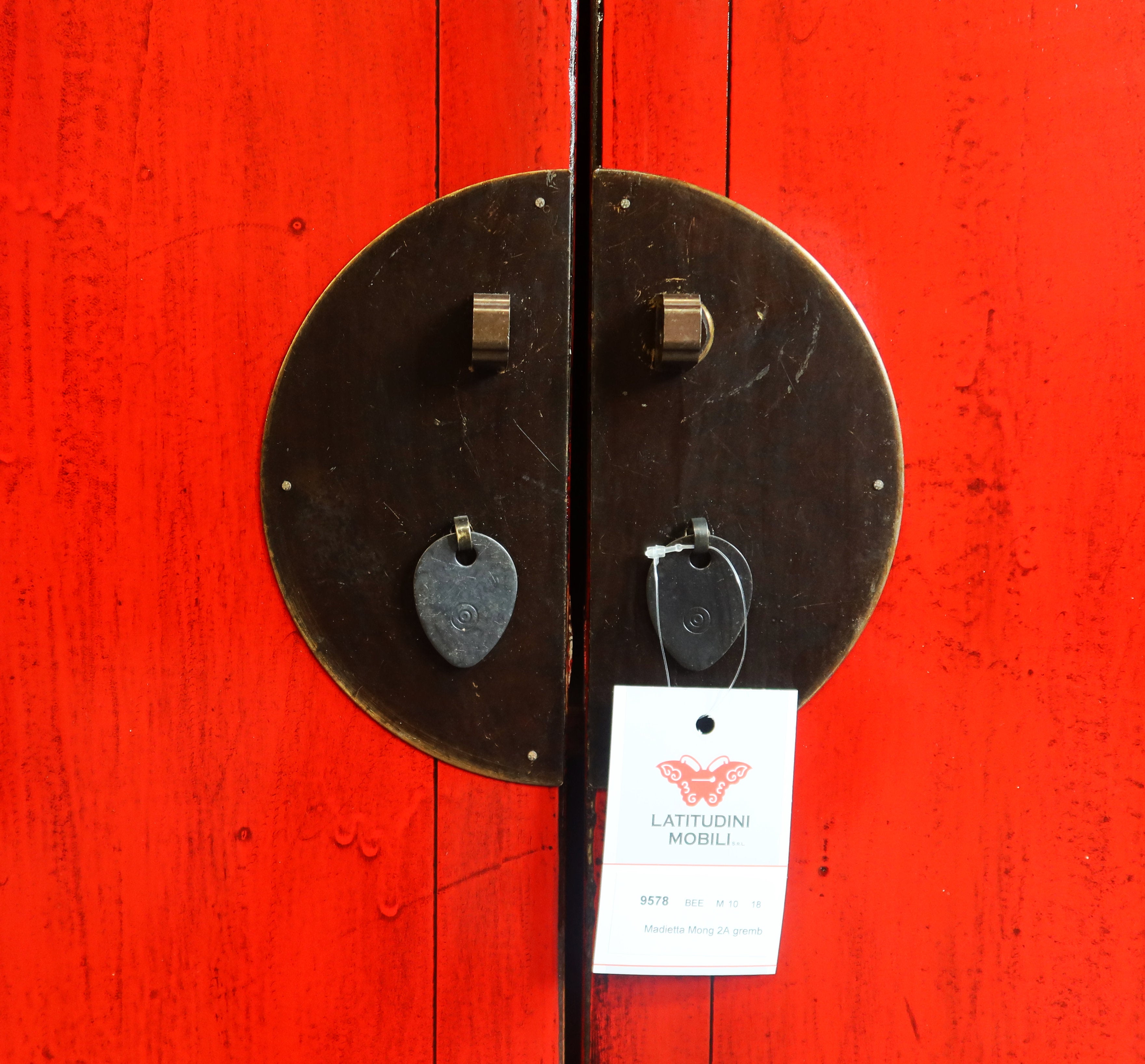 CREDENZINA CINESE LACCA ROSSA CON GREMBIULE INTAGLIATO