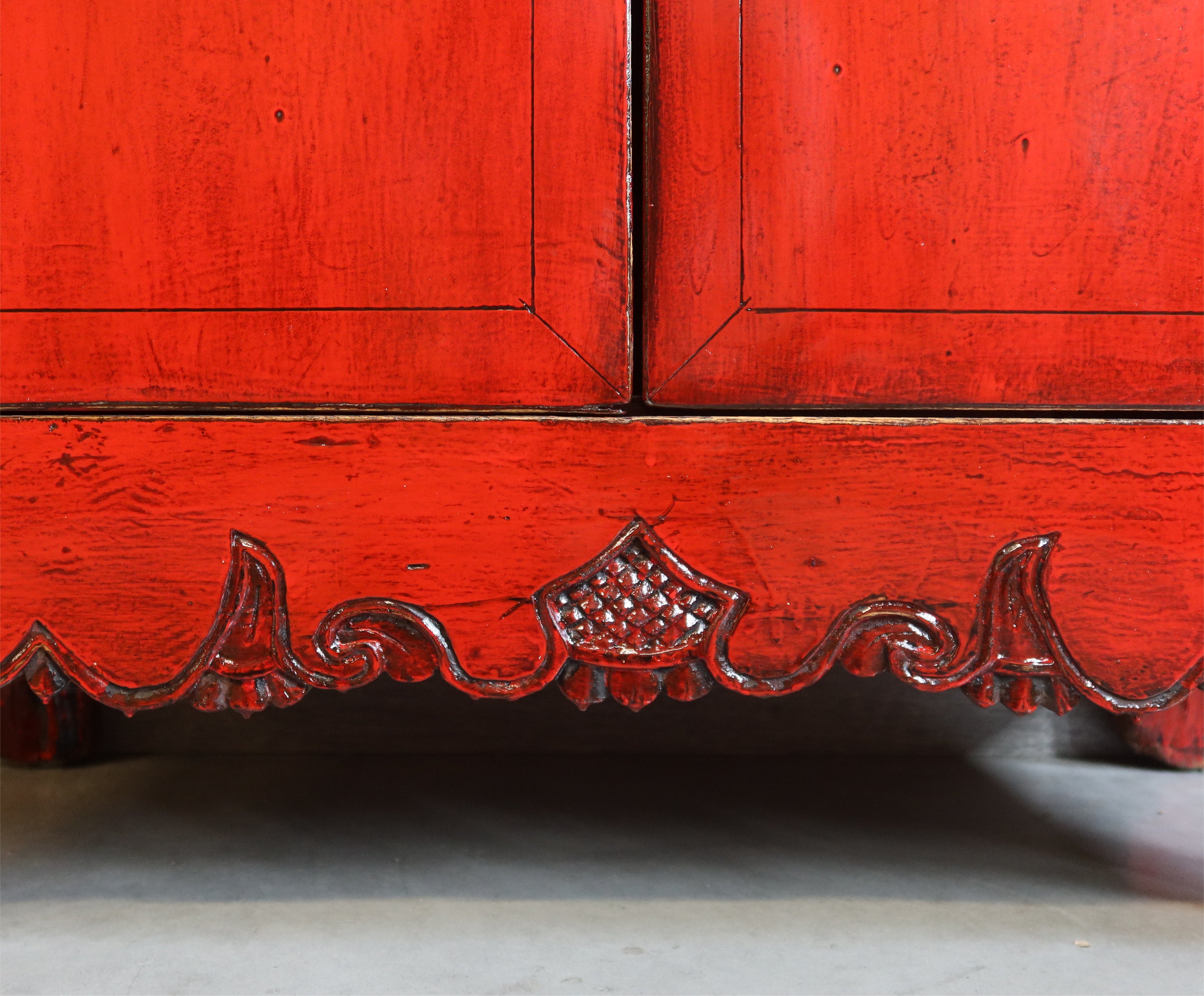 CREDENZINA CINESE LACCA ROSSA CON GREMBIULE INTAGLIATO