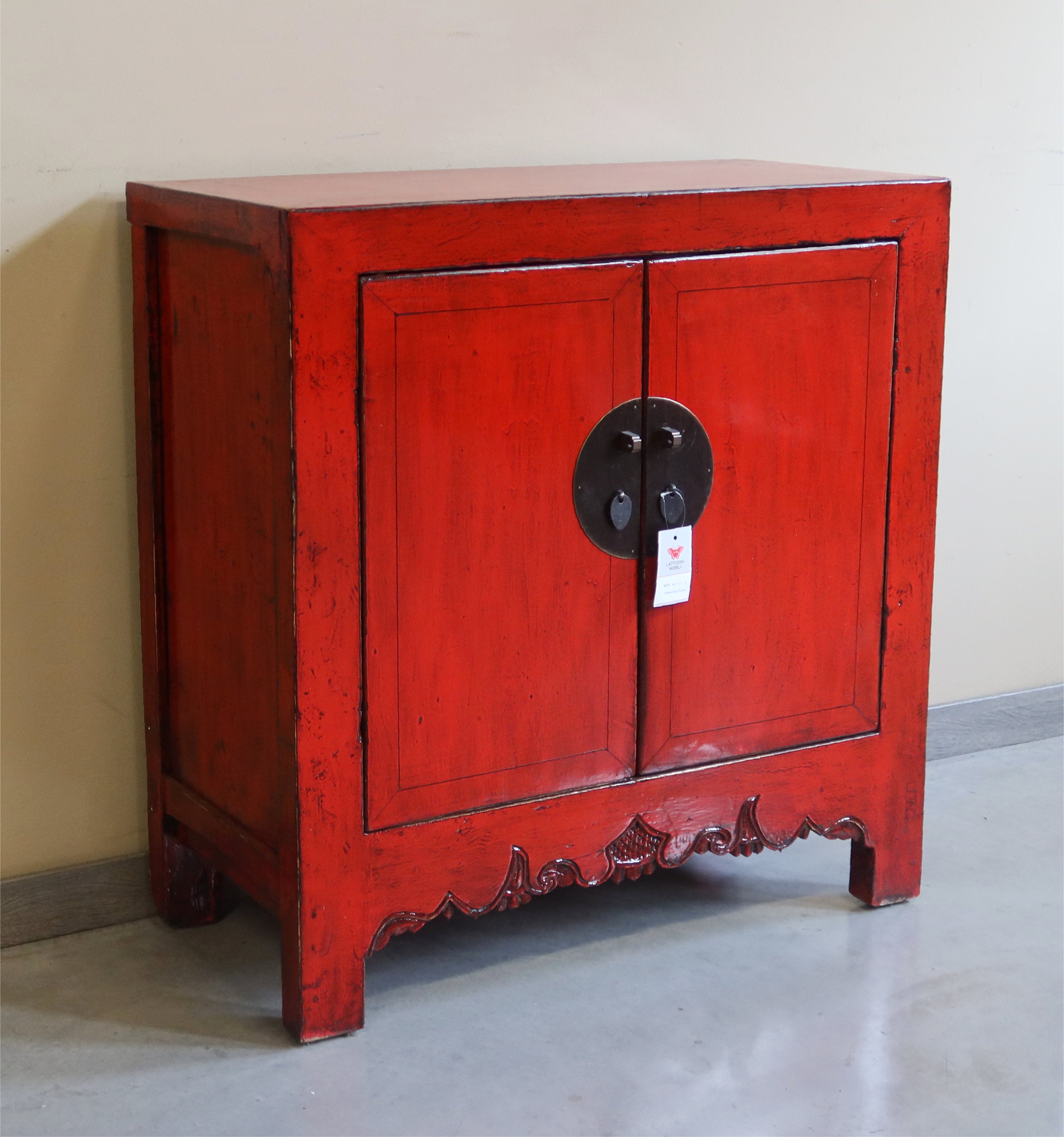 CREDENZINA CINESE LACCA ROSSA CON GREMBIULE INTAGLIATO