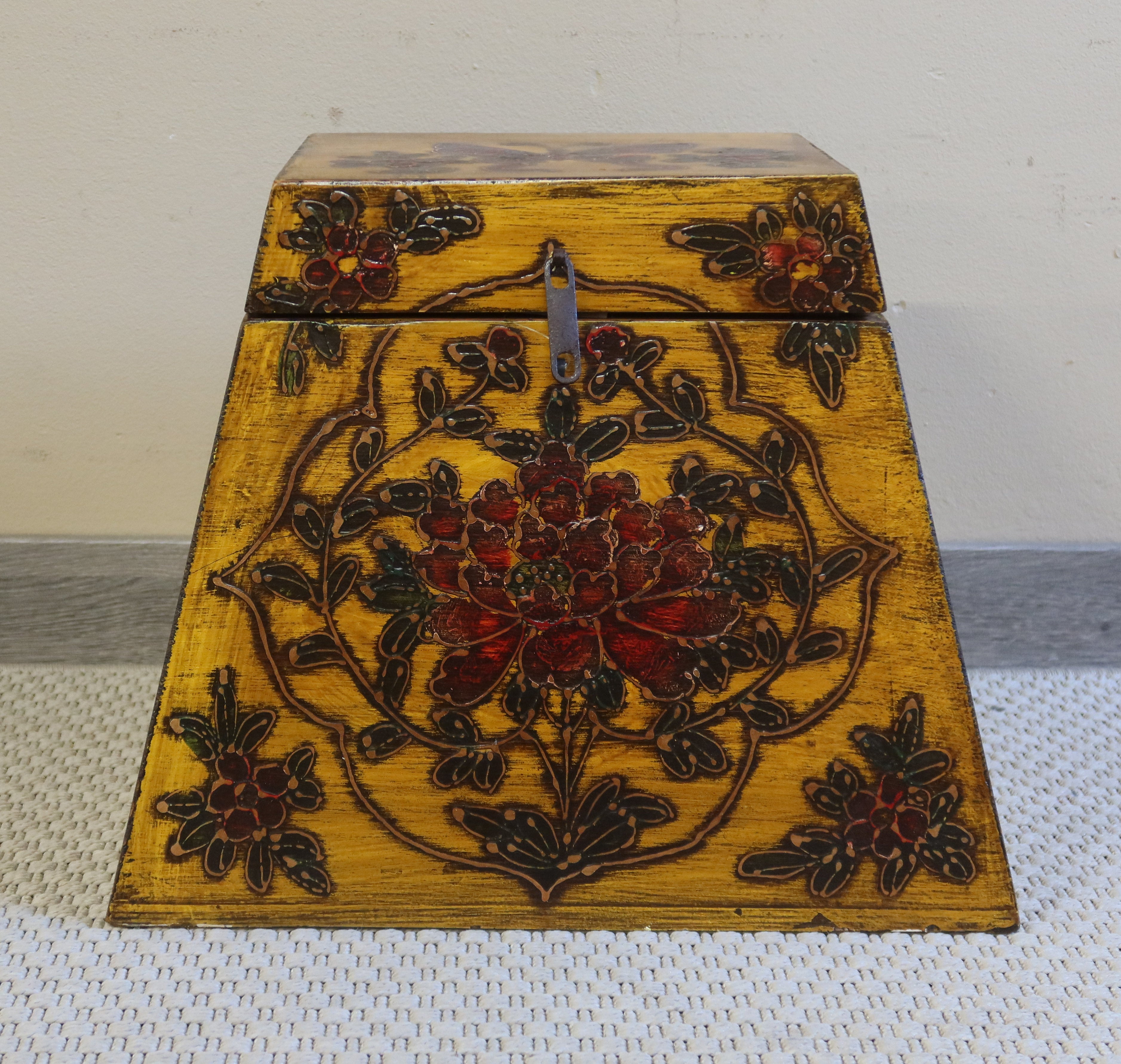 BAULETTO DECORATO TIBETANO