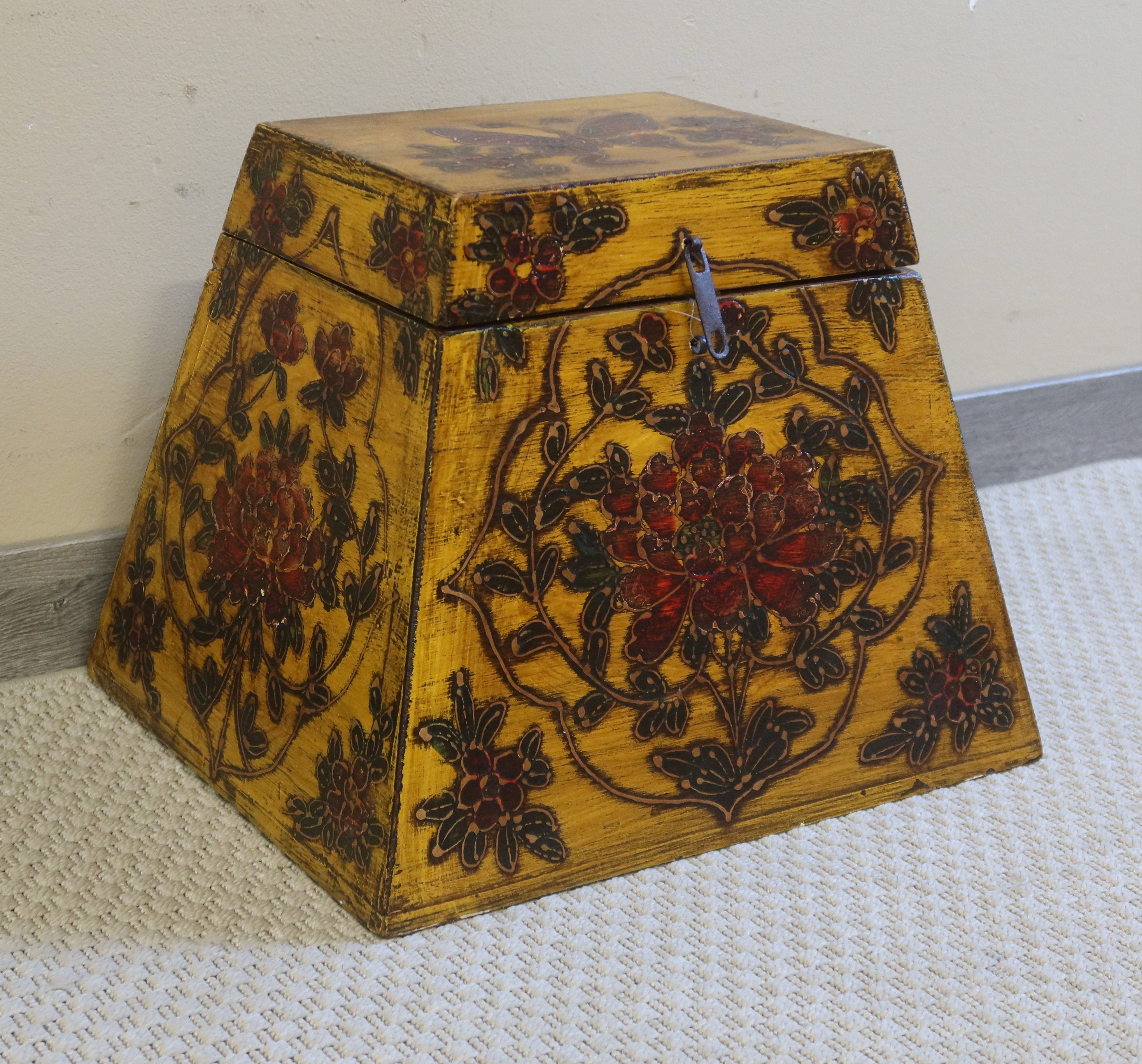 BAULETTO DECORATO TIBETANO