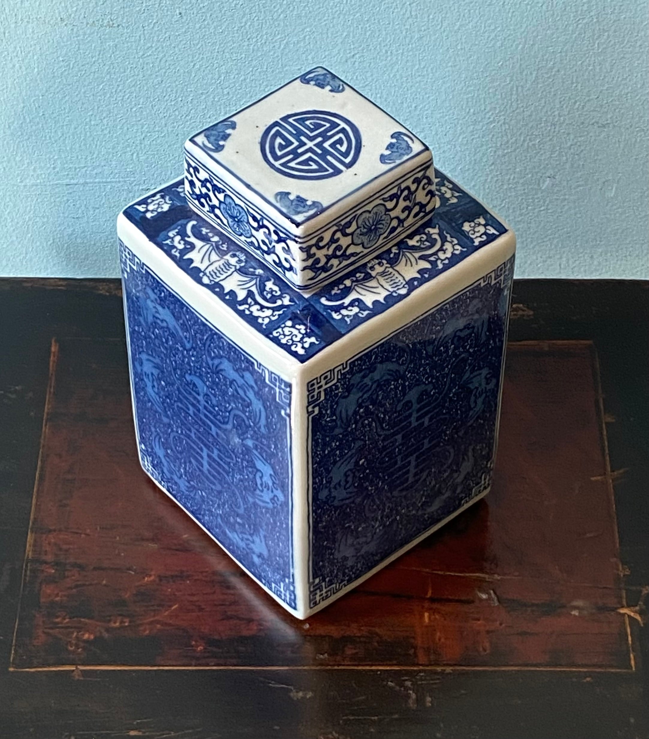 VASO CINESE A BASE QUADRATA