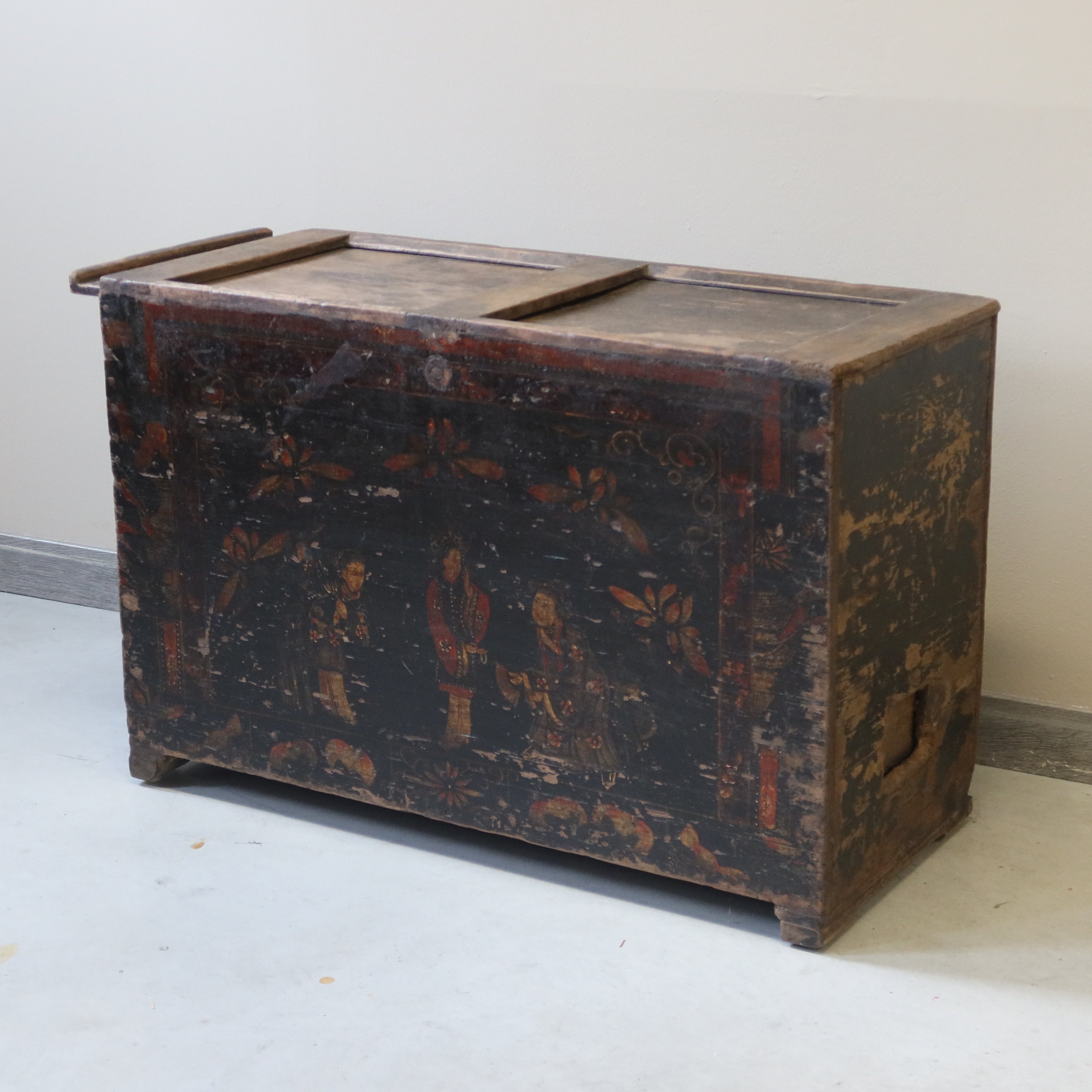 BAULE OLMO DECORATO CON MANTICE