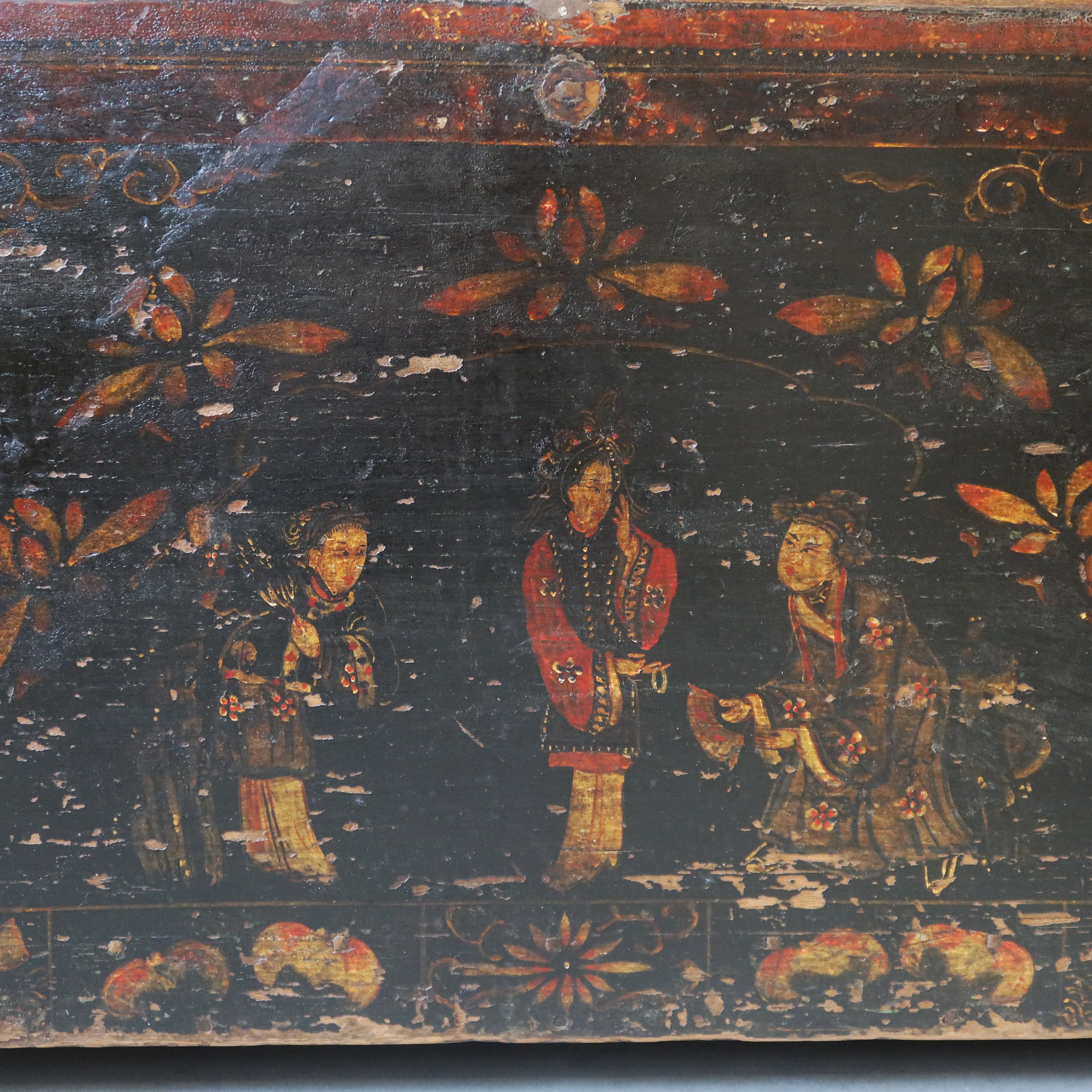 BAULE OLMO DECORATO CON MANTICE