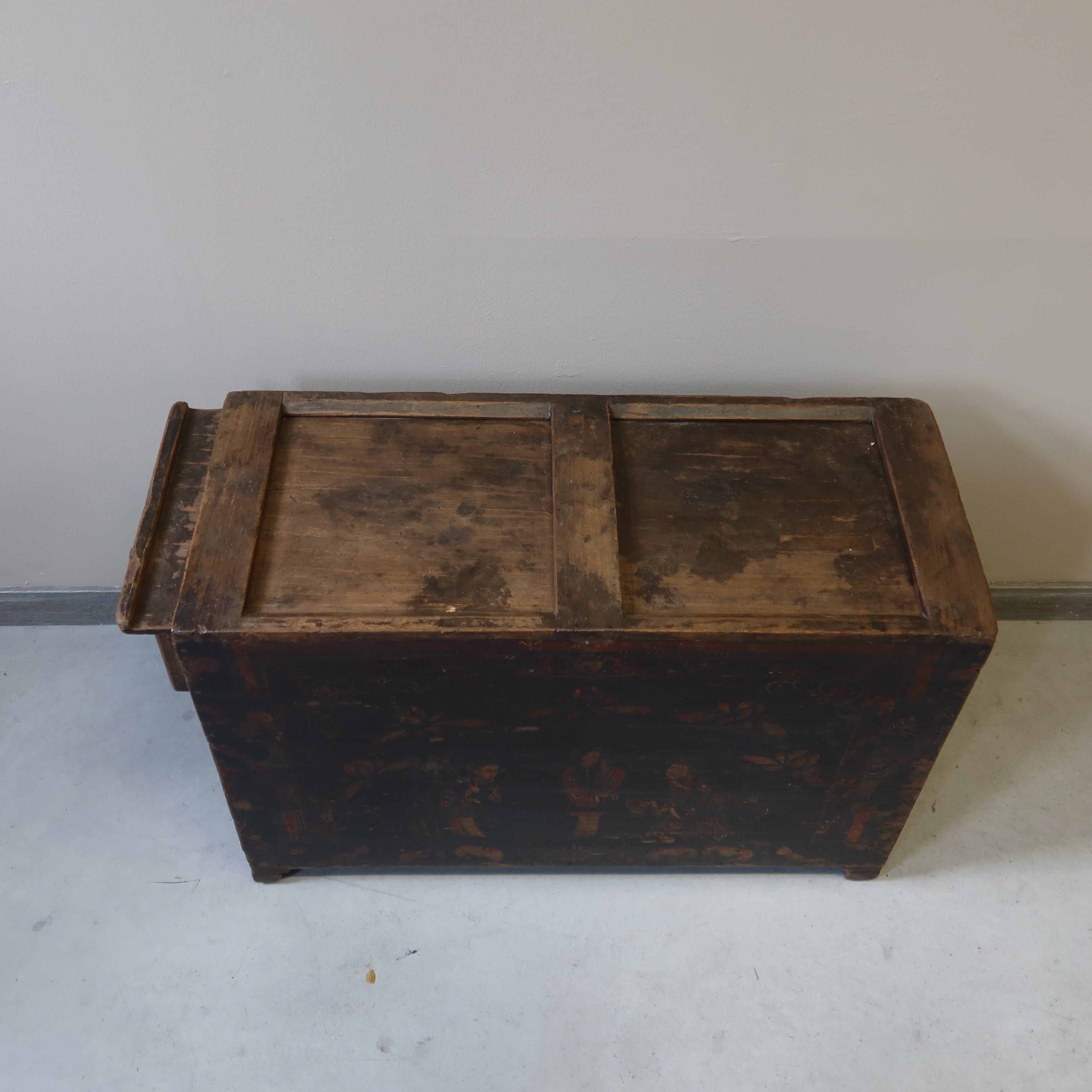 BAULE OLMO DECORATO CON MANTICE