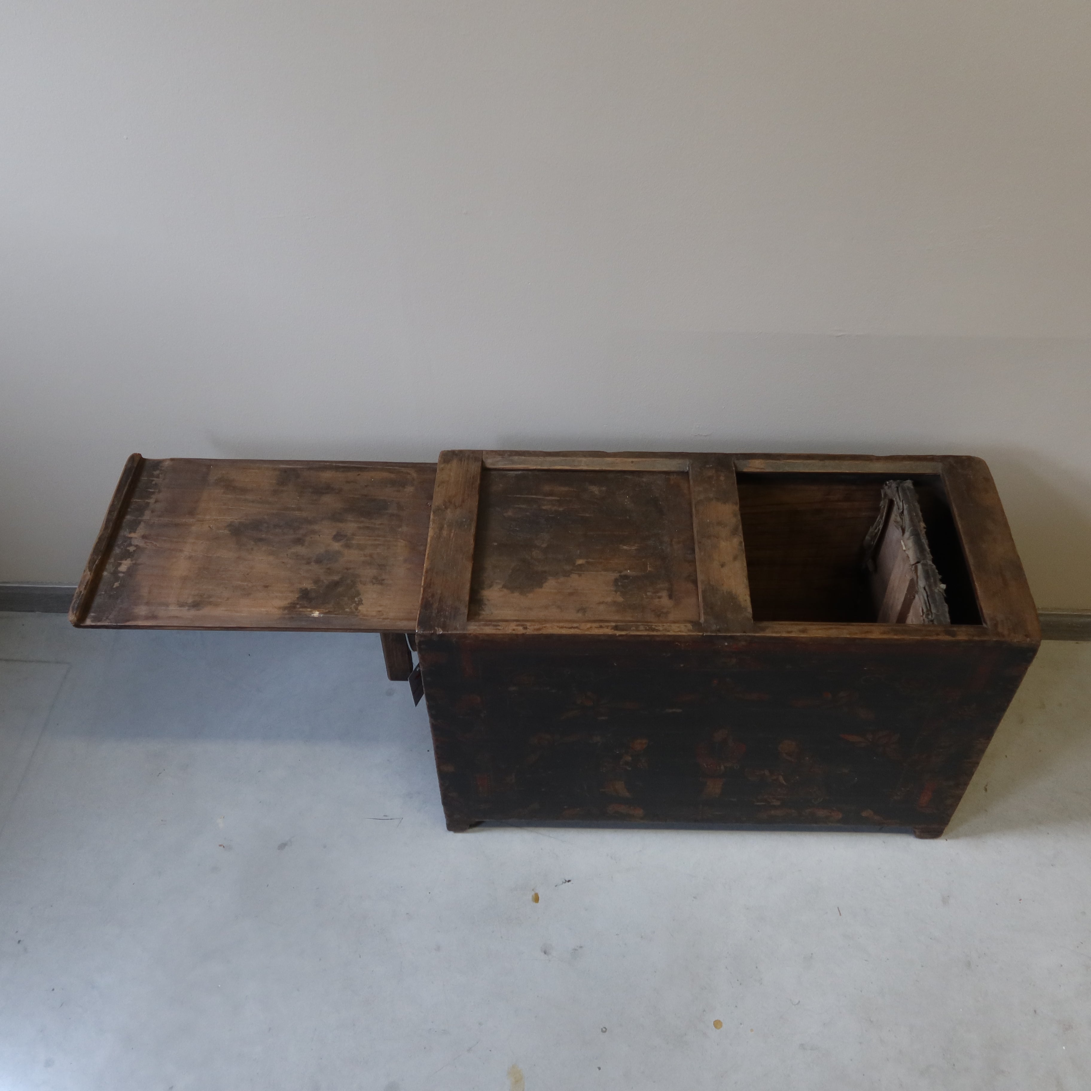 BAULE OLMO DECORATO CON MANTICE