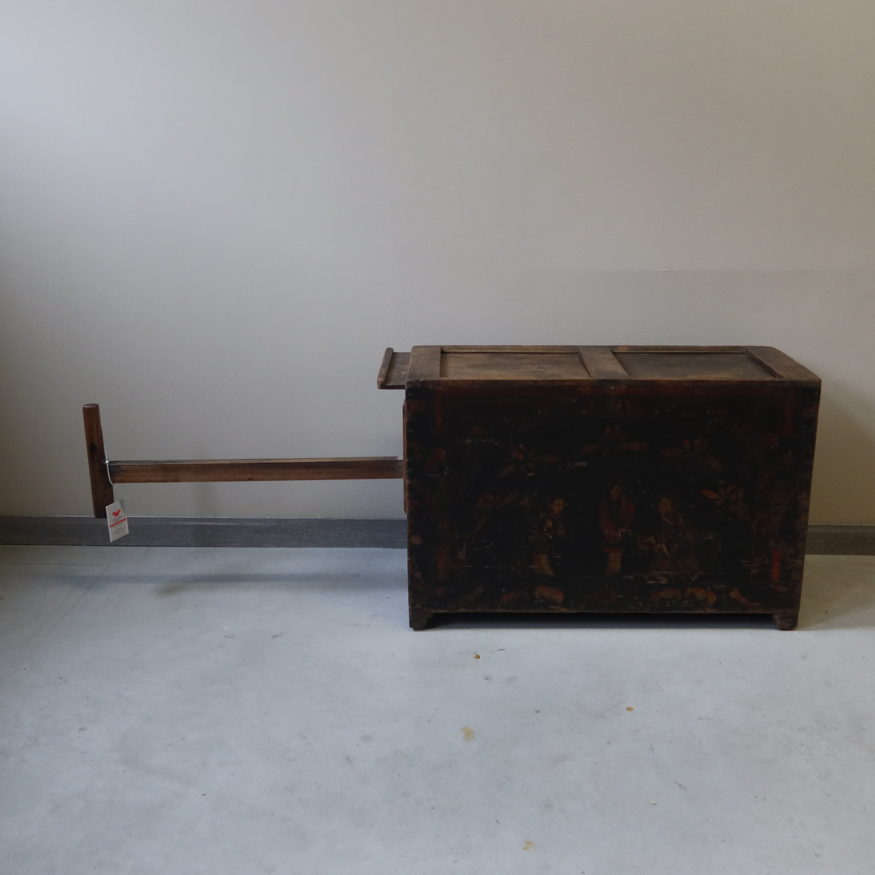 BAULE OLMO DECORATO CON MANTICE