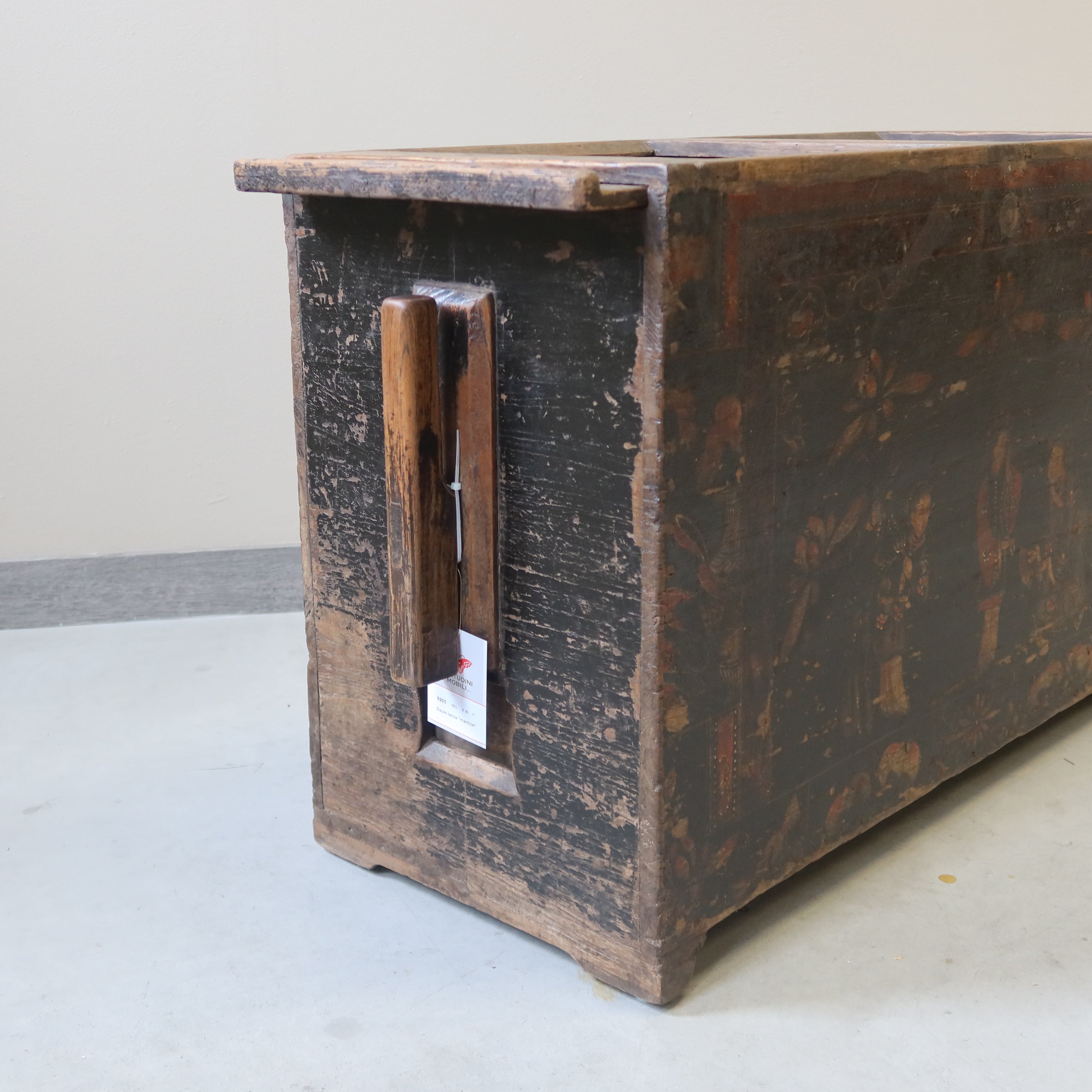 BAULE OLMO DECORATO CON MANTICE