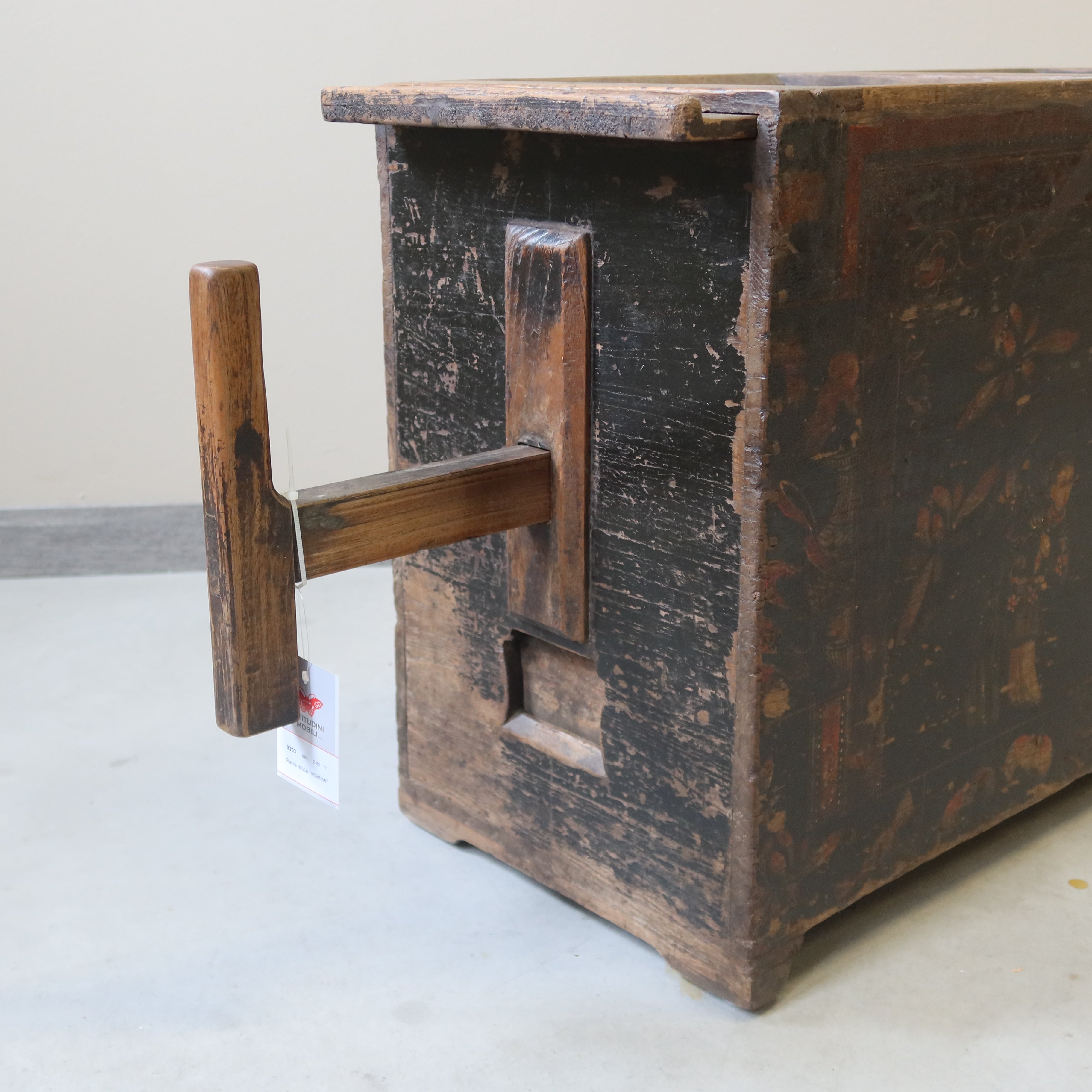 BAULE OLMO DECORATO CON MANTICE