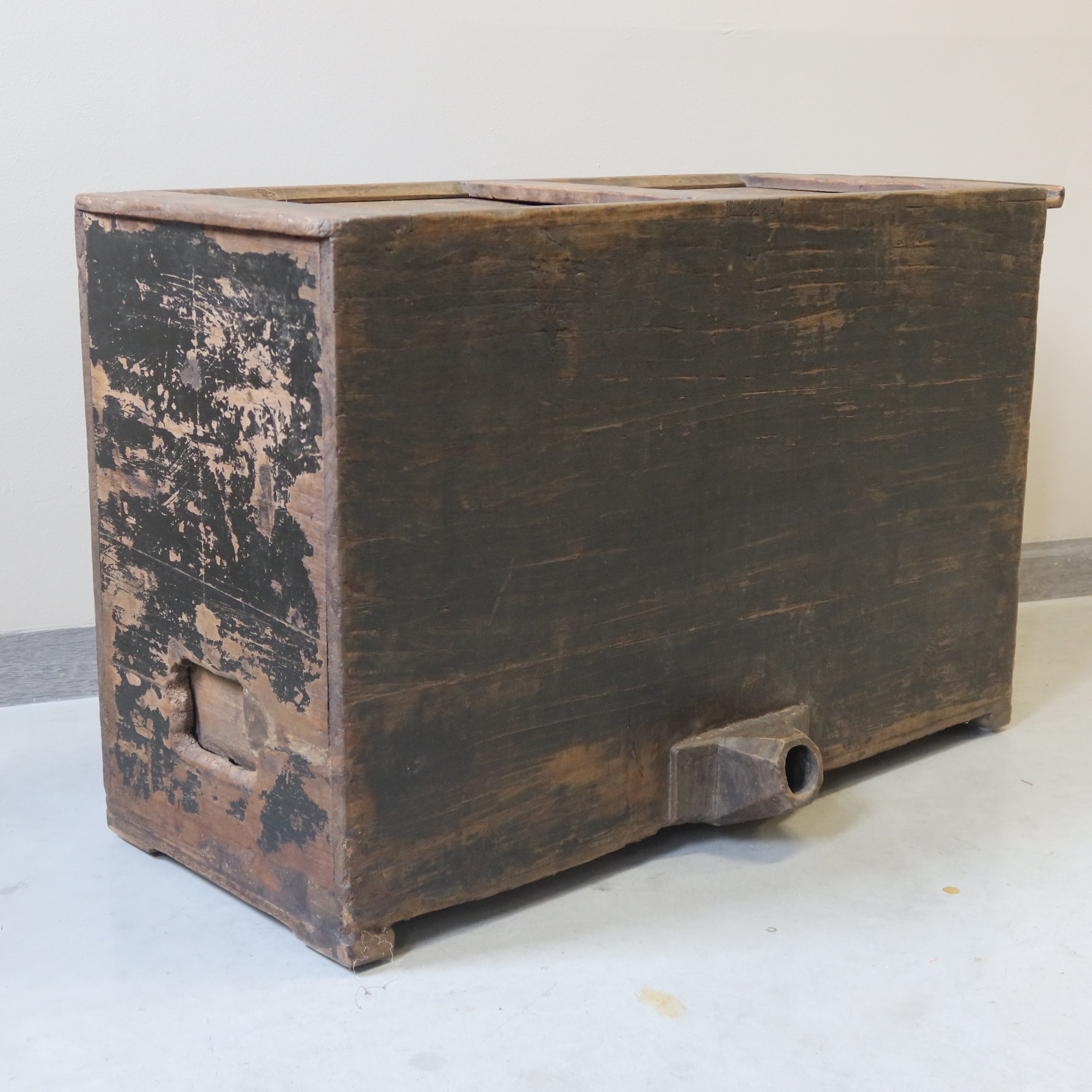 BAULE OLMO DECORATO CON MANTICE