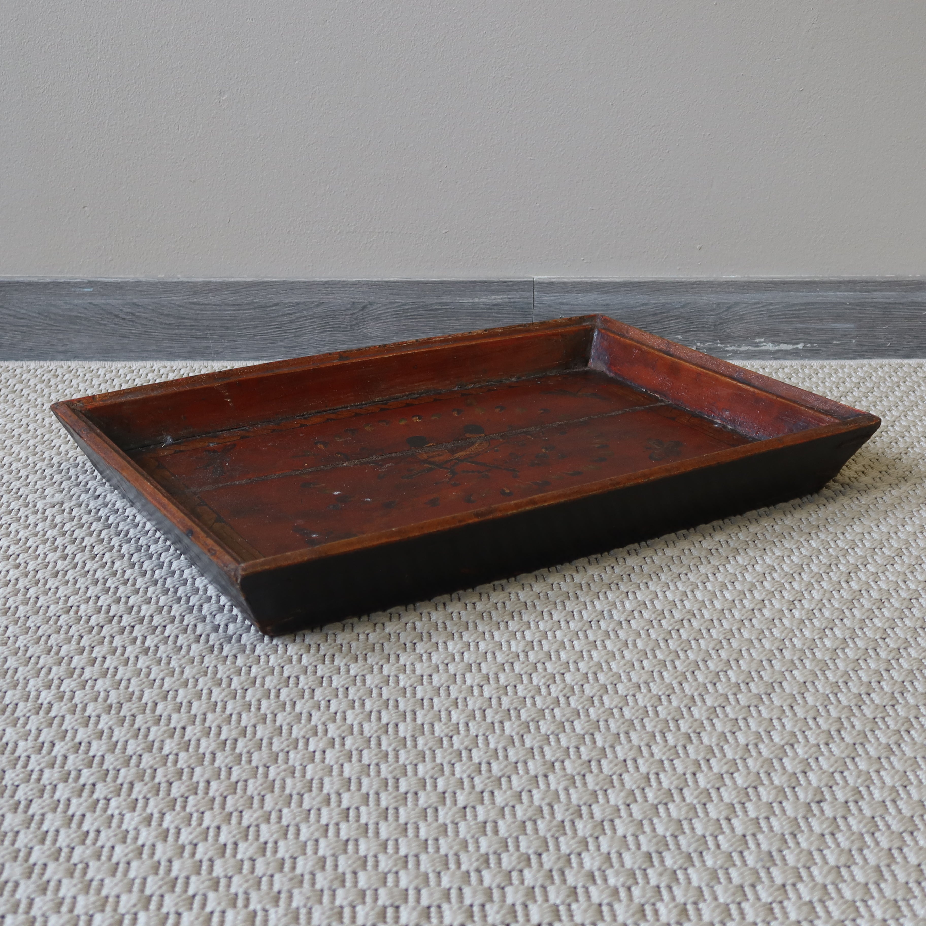 VASSOIO LIGNEO CON DECORO LIEVE