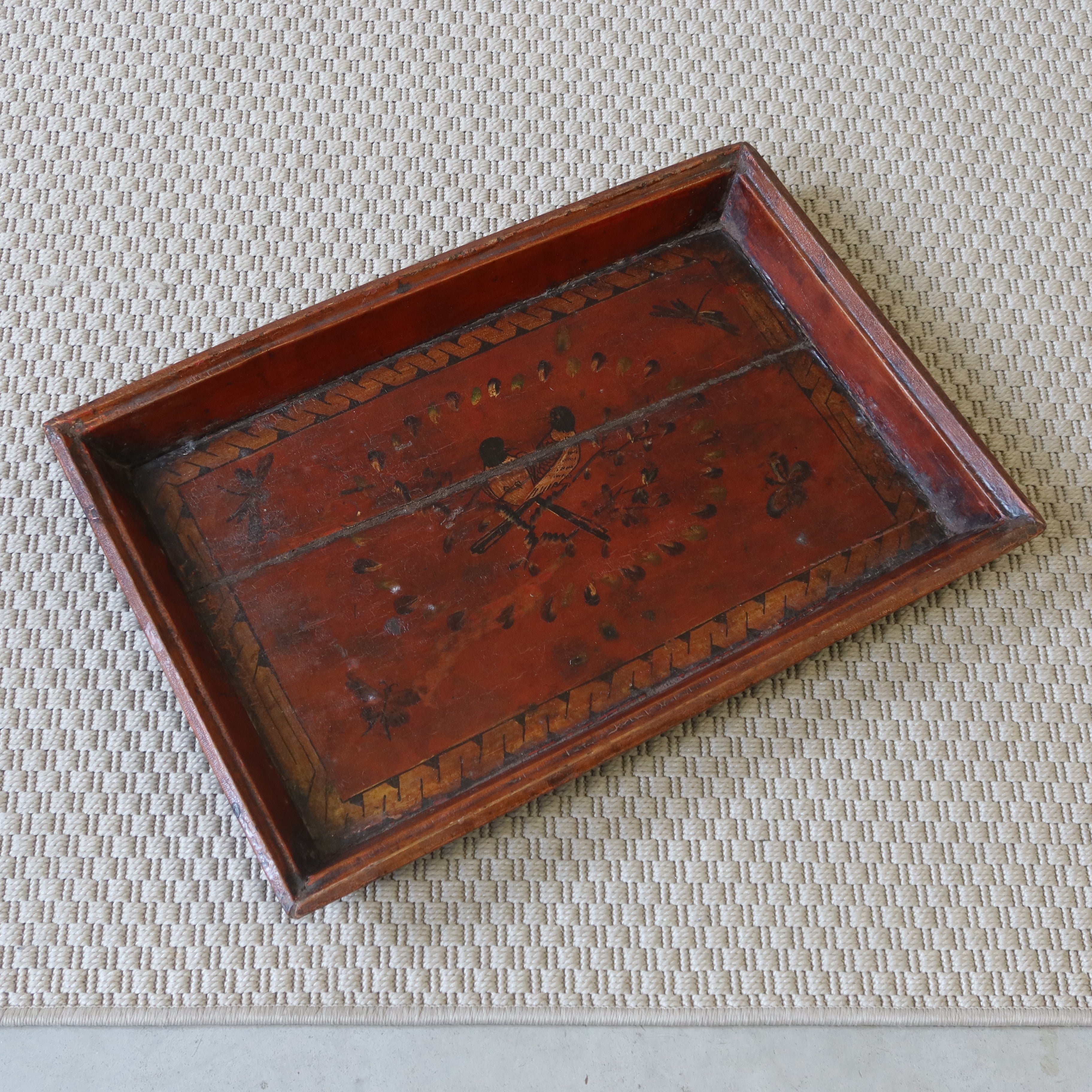 VASSOIO LIGNEO CON DECORO LIEVE