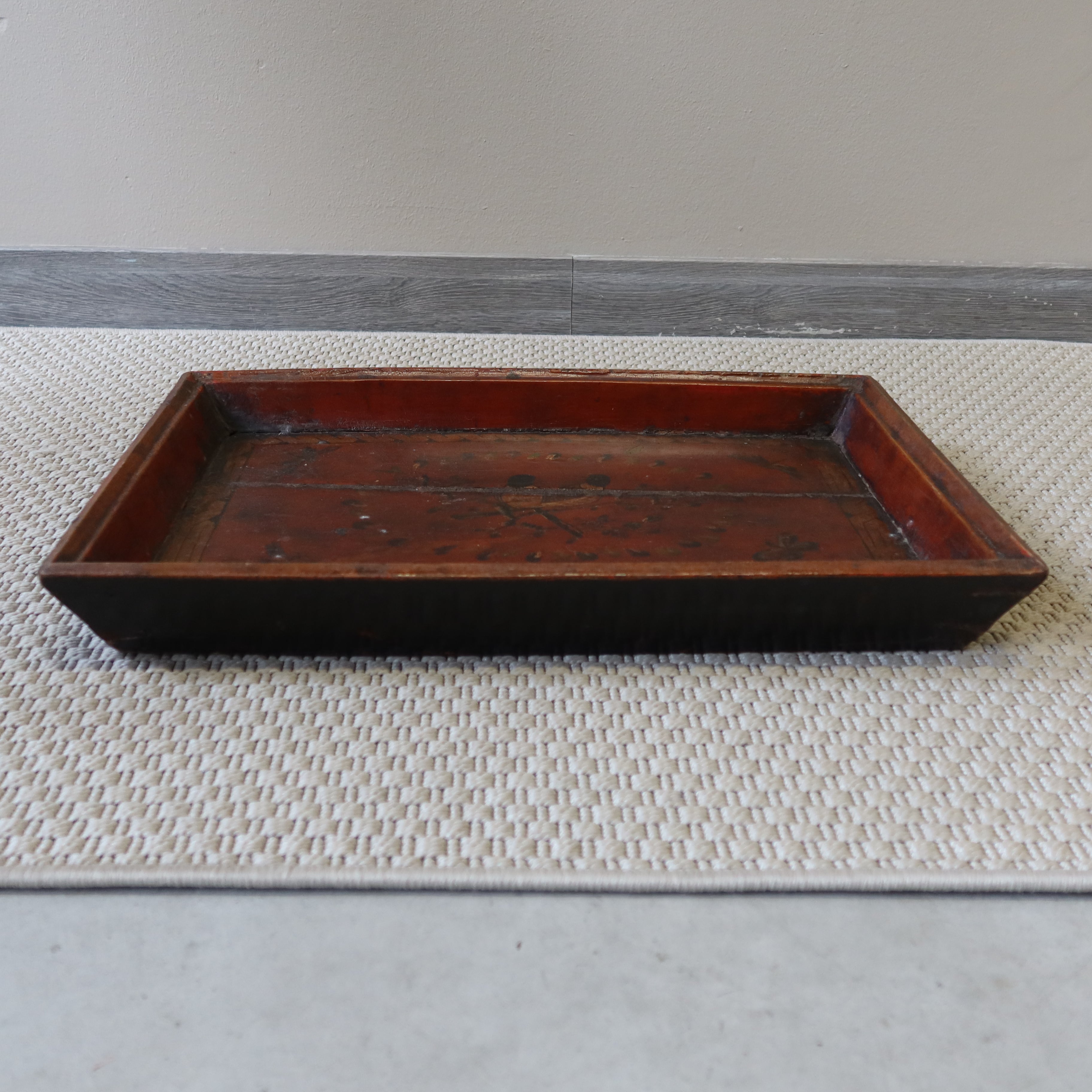 VASSOIO LIGNEO CON DECORO LIEVE