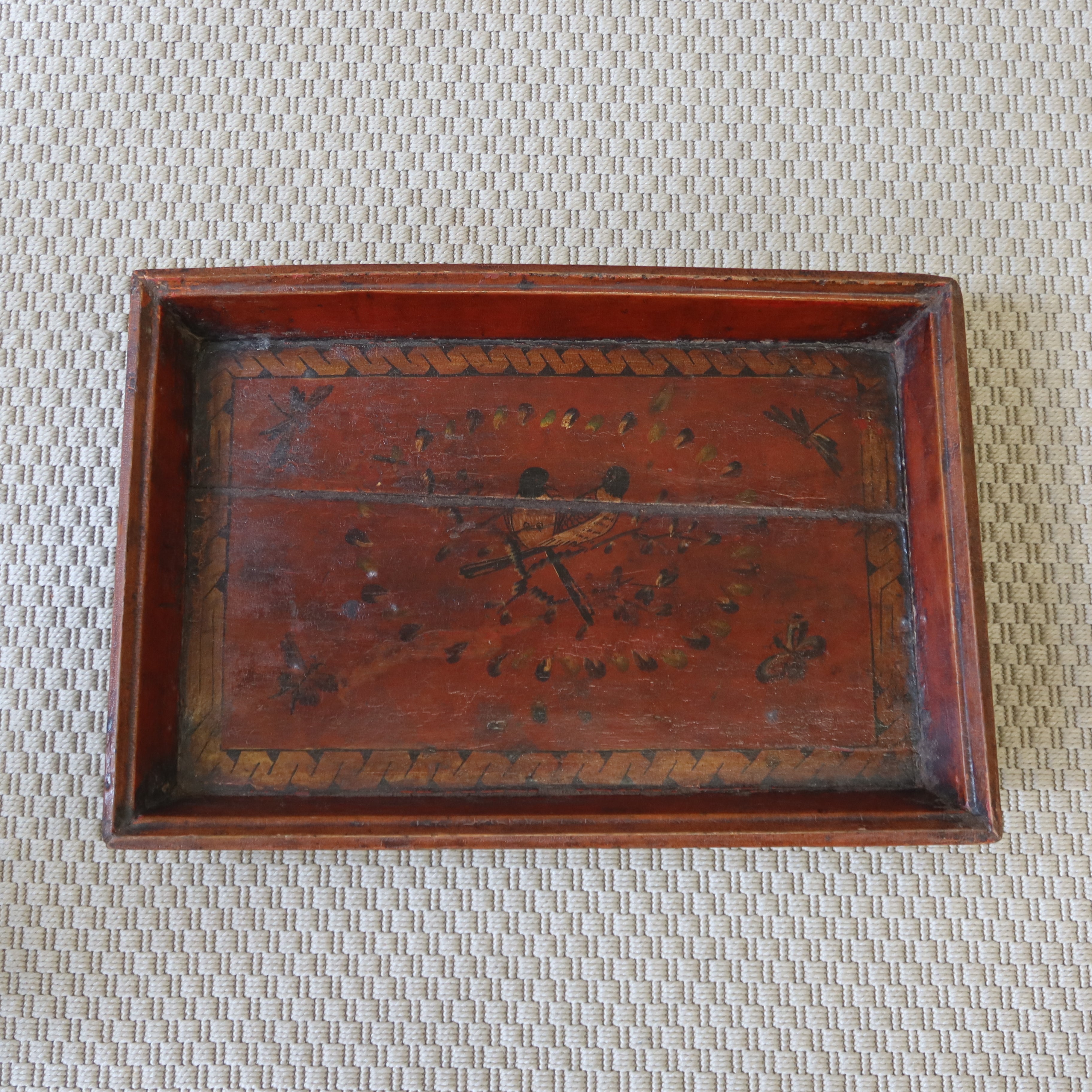 VASSOIO LIGNEO CON DECORO LIEVE