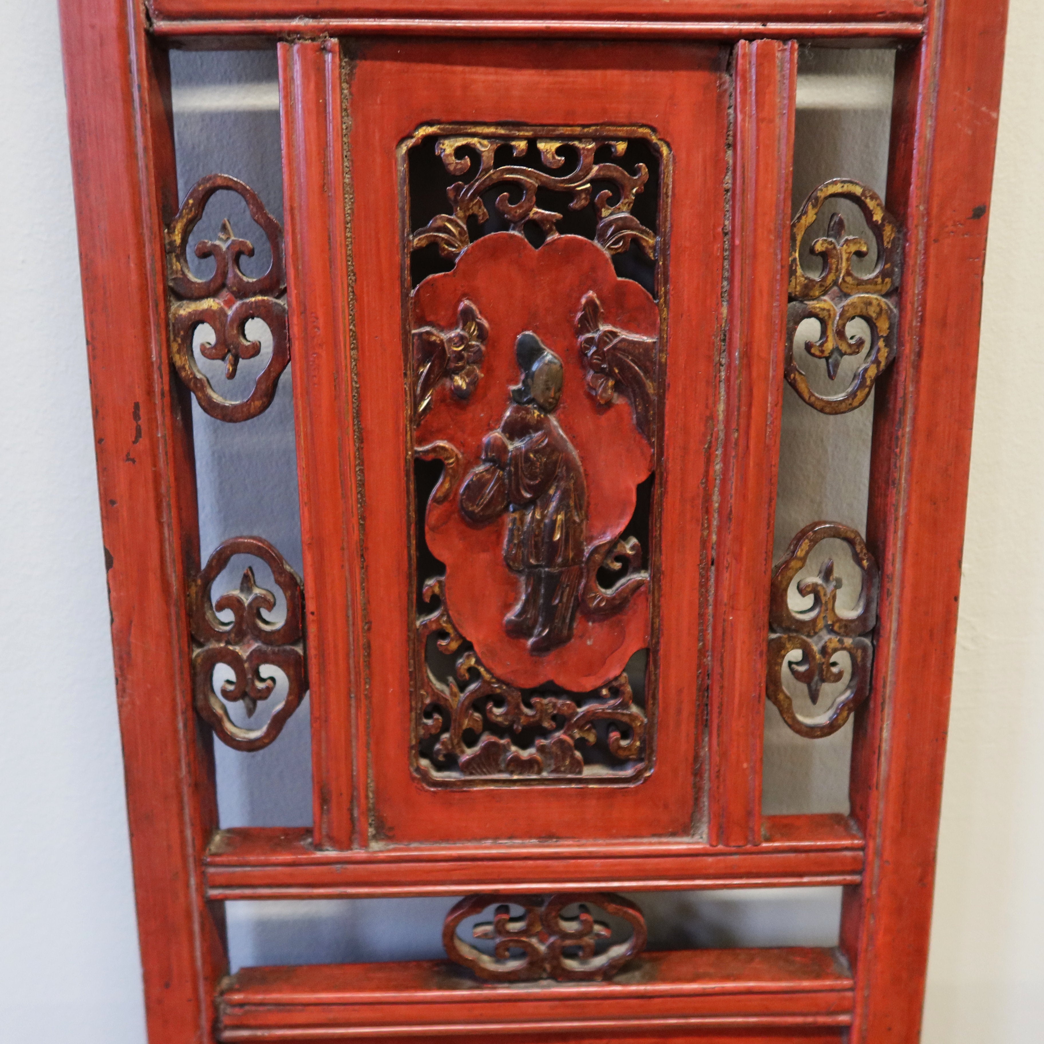 PANNELLO LIGNEO LACCA ROSSA CON INTAGLI