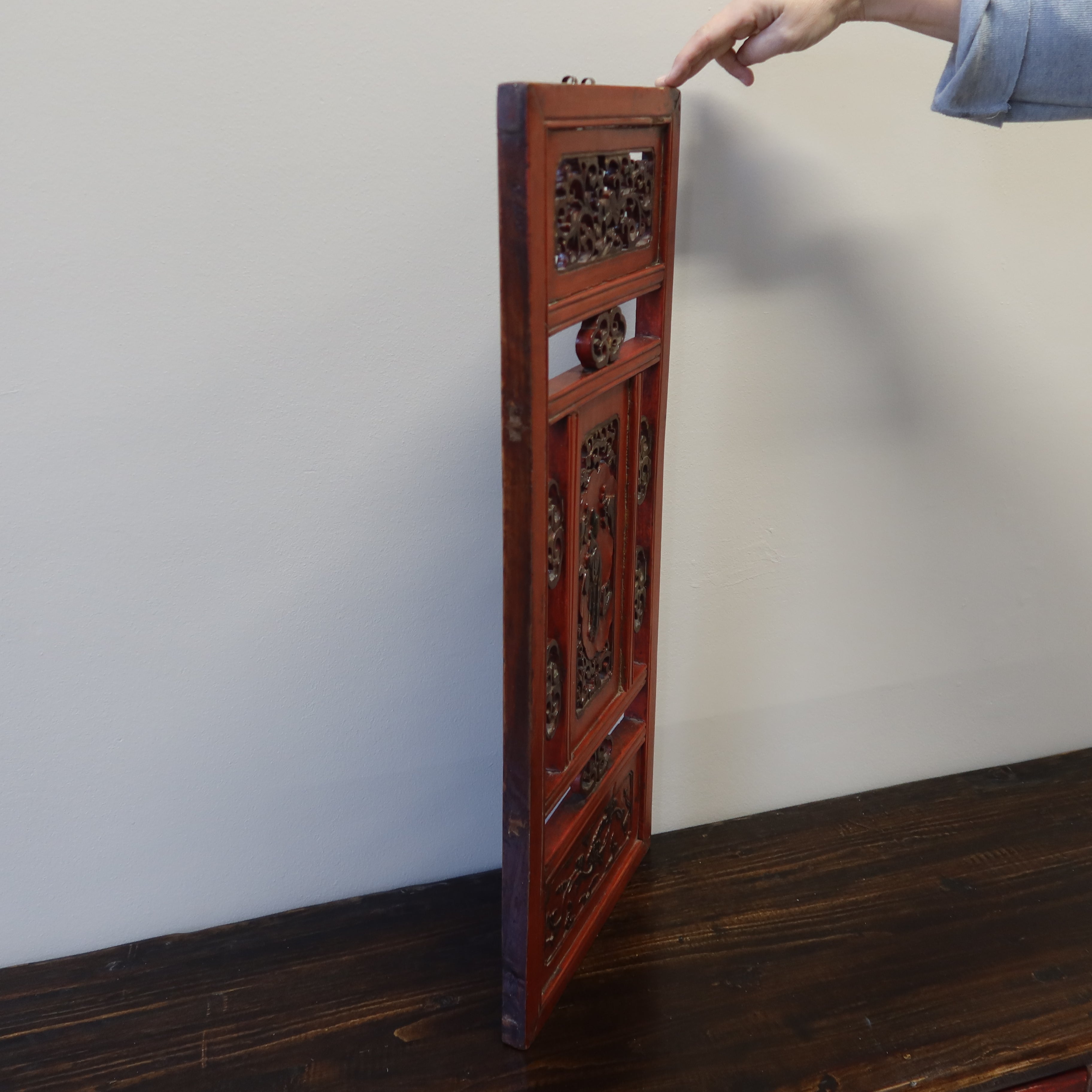 PANNELLO LIGNEO LACCA ROSSA CON INTAGLI