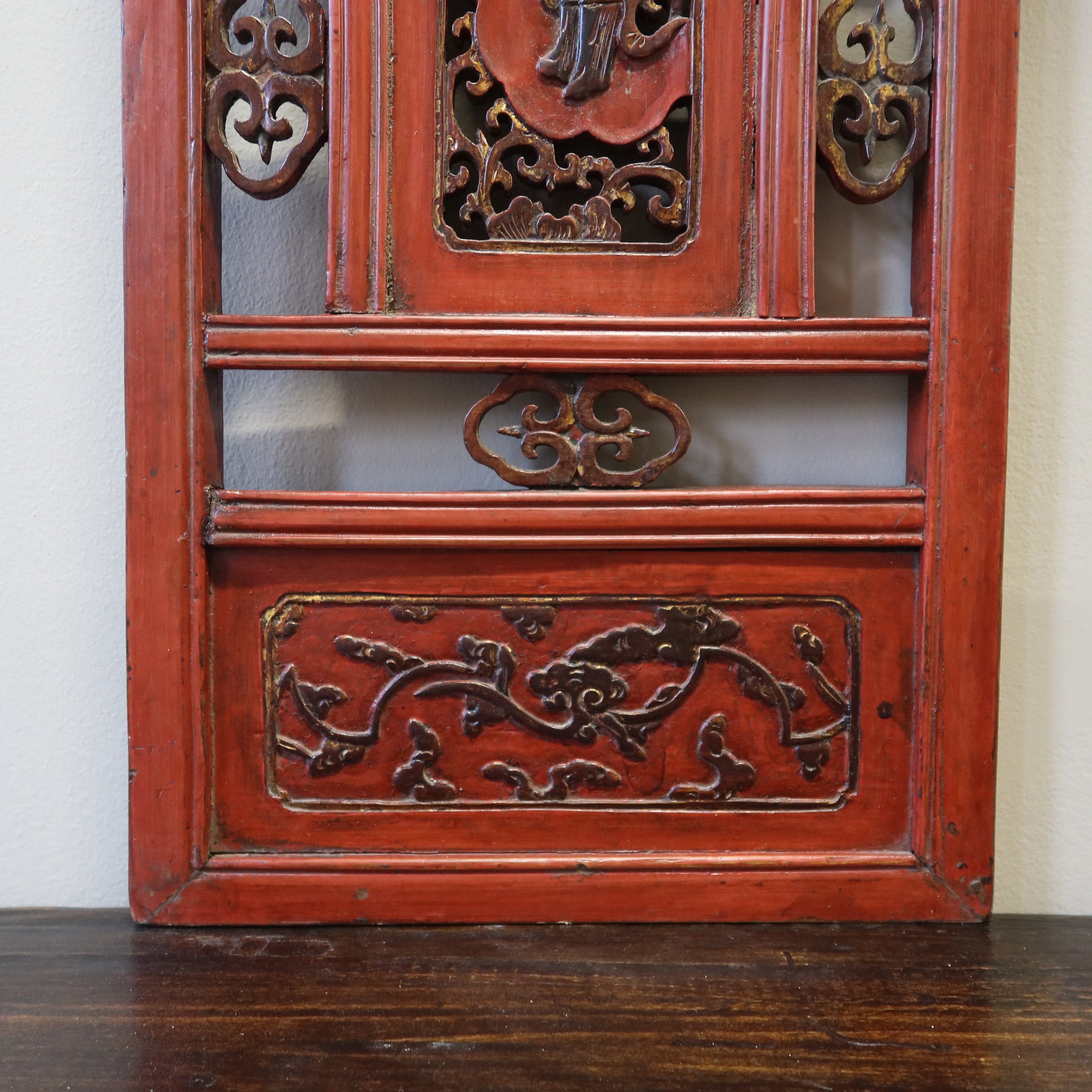 PANNELLO LIGNEO LACCA ROSSA CON INTAGLI