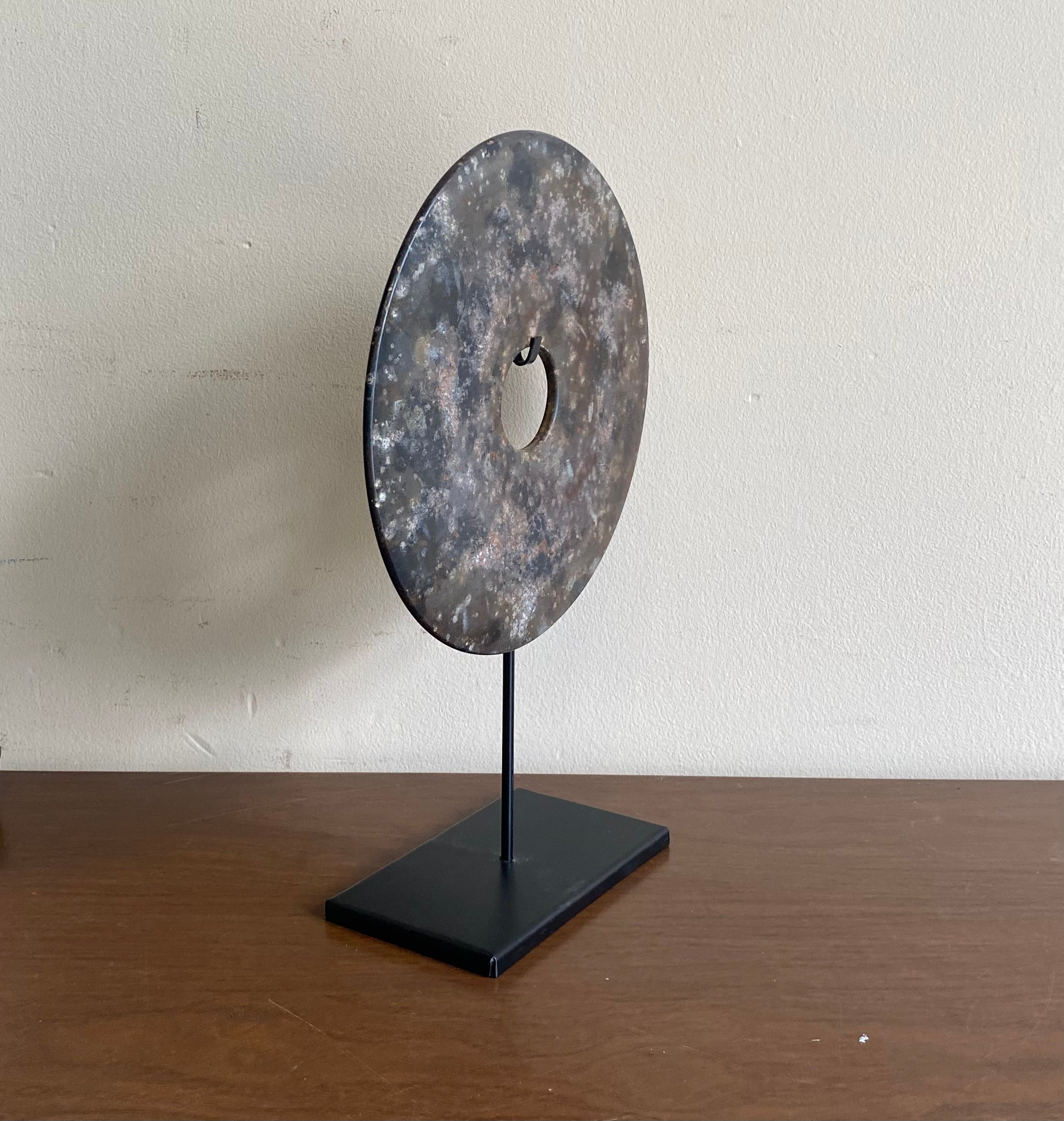 DISCO ORNAMENTALE LEVIGATO SU PIEDESTALLO