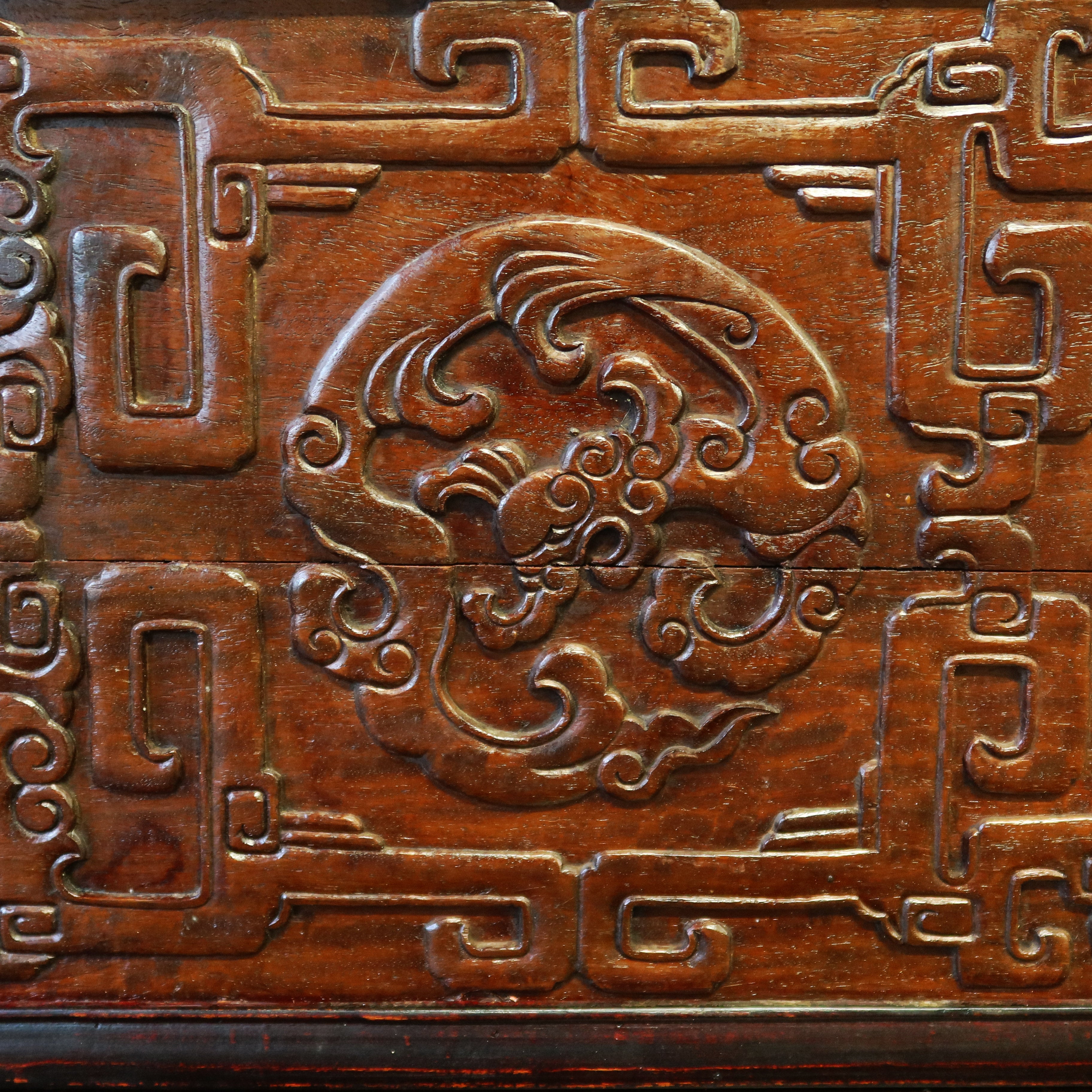 PANNELLO LIGNEO CON DECORI IN RILIEVO