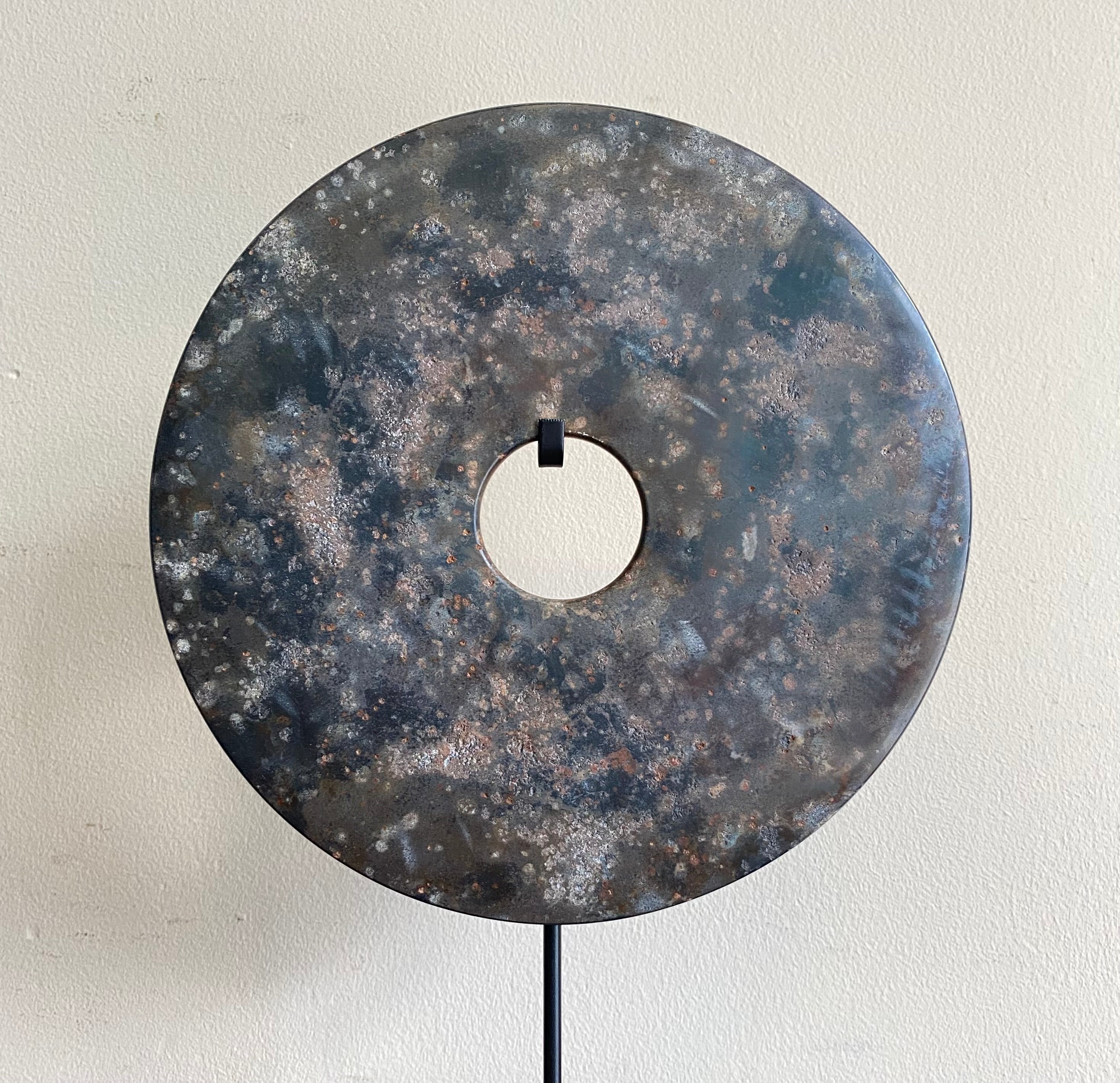 DISCO ORNAMENTALE LEVIGATO SU PIEDESTALLO