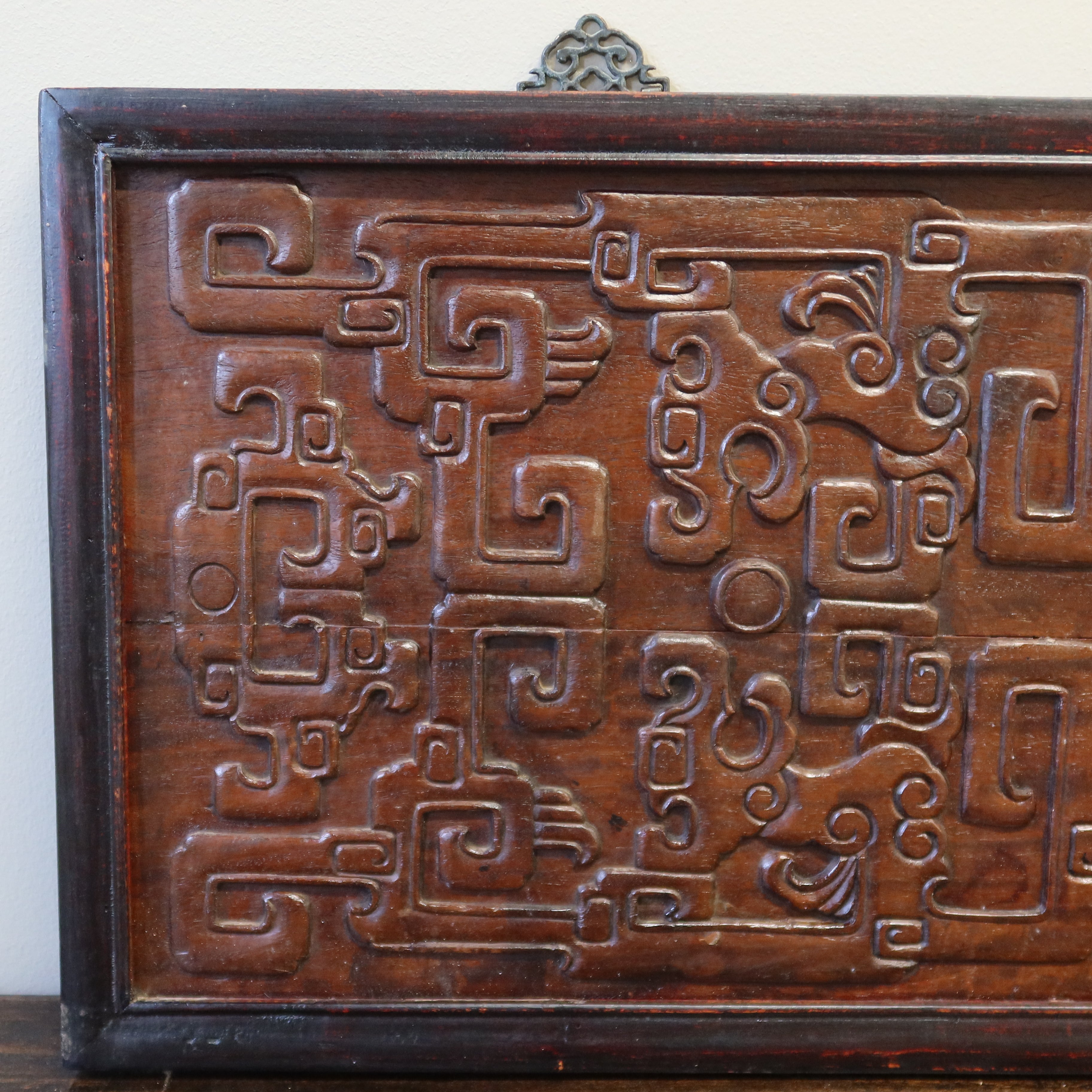 PANNELLO LIGNEO CON DECORI IN RILIEVO