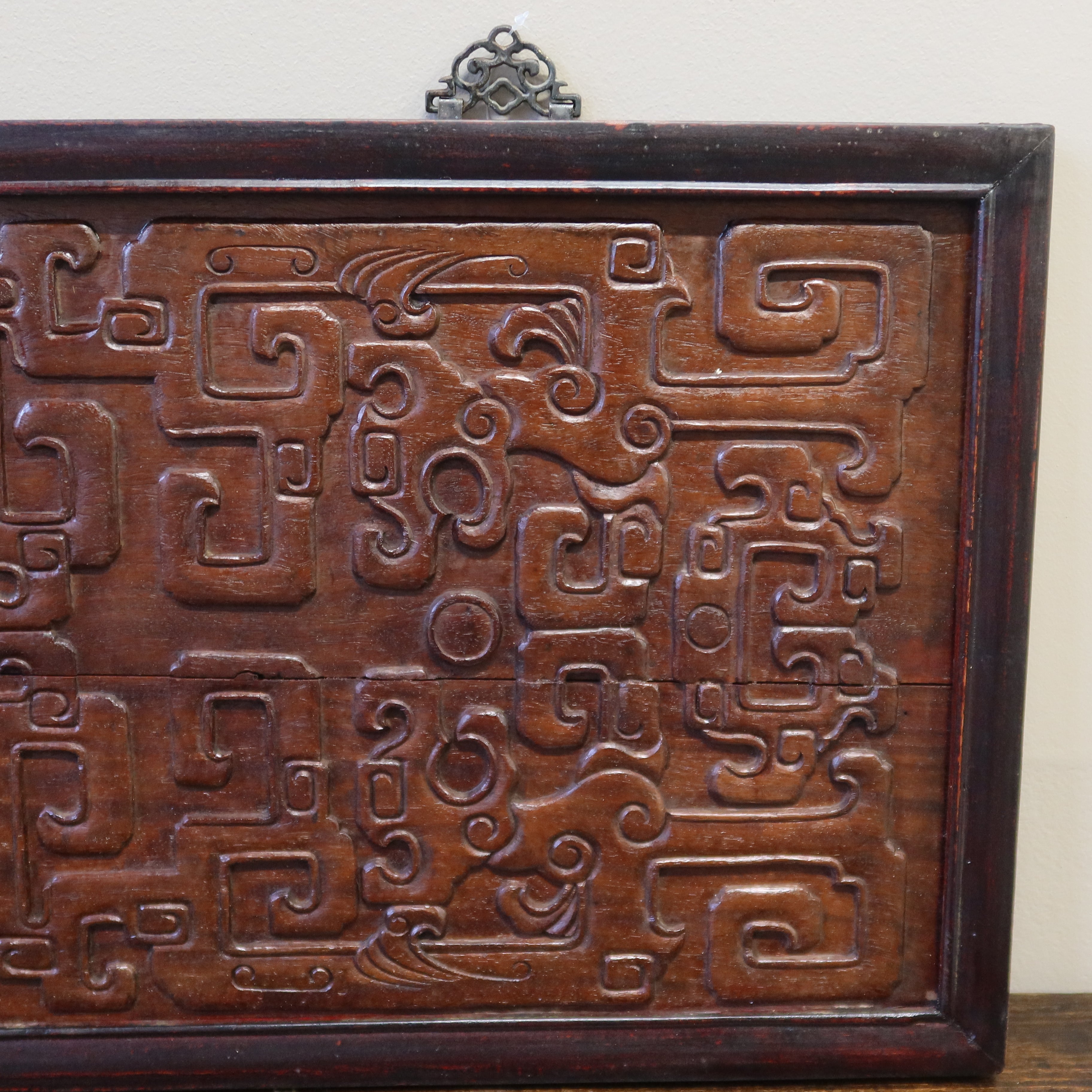 PANNELLO LIGNEO CON DECORI IN RILIEVO