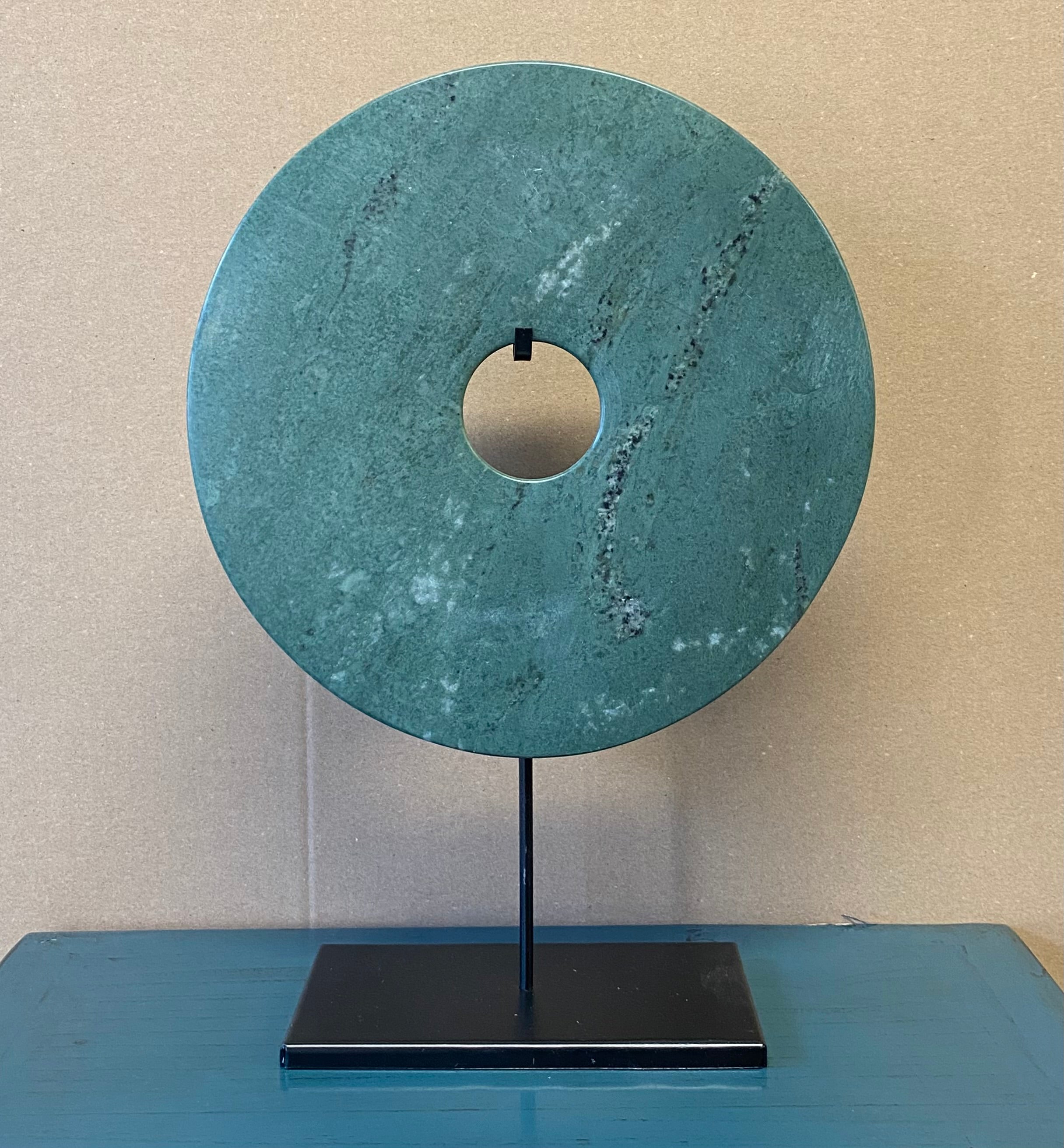 DISCO IN PIETRA LEVIGATA CON PIEDESTALLO