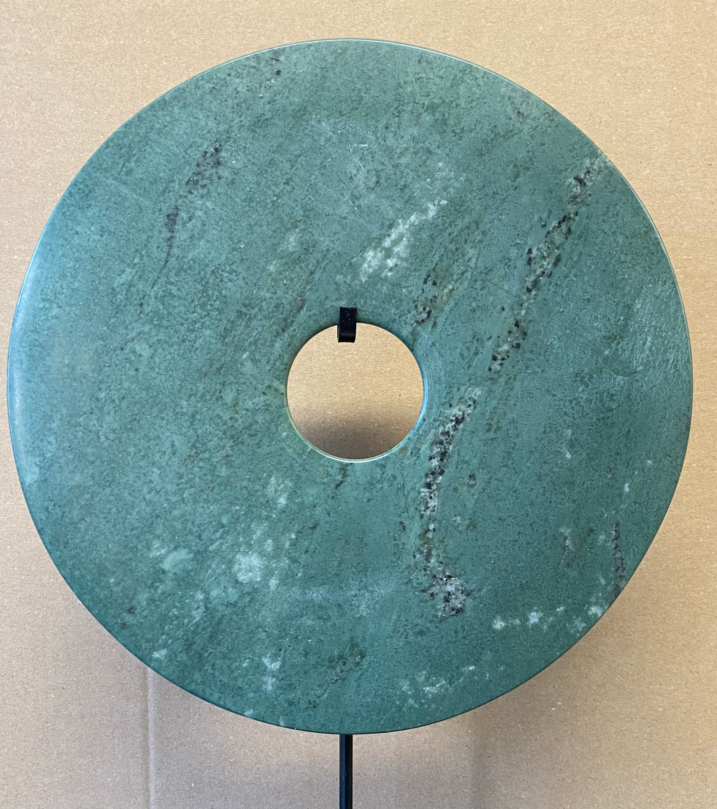 DISCO IN PIETRA LEVIGATA CON PIEDESTALLO