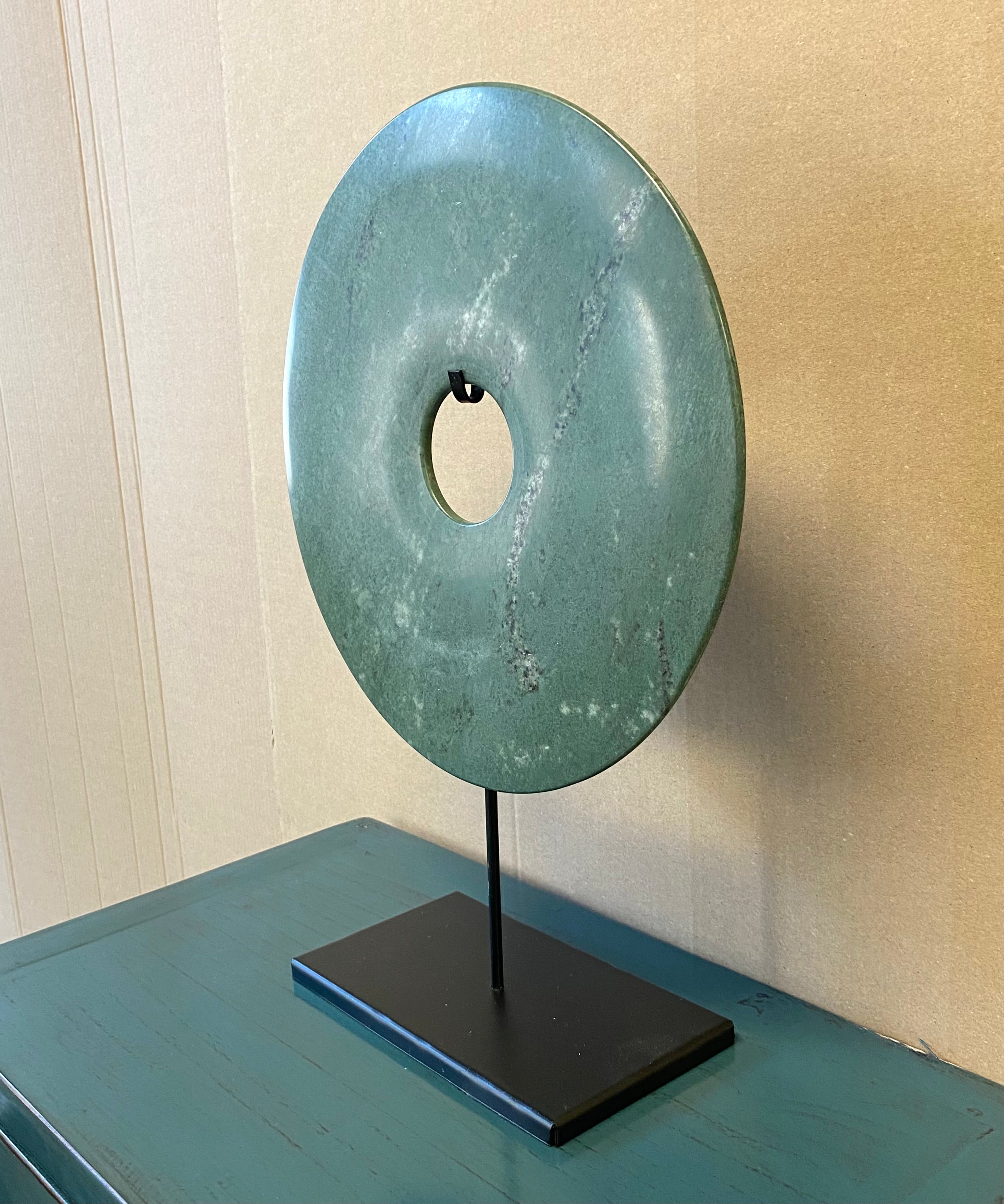 DISCO IN PIETRA LEVIGATA CON PIEDESTALLO